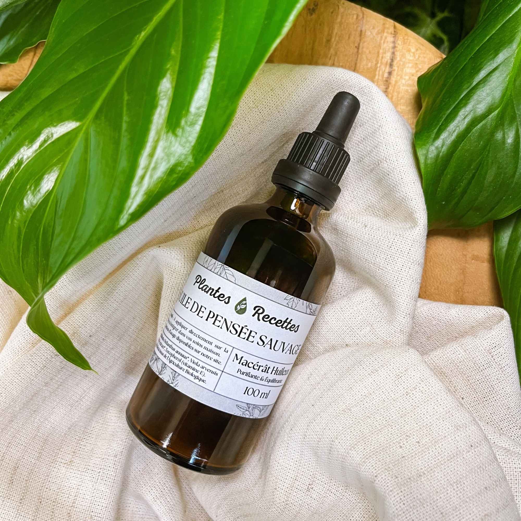 Fleurs de pensée sauvage bio infusées lentement dans une huile végétale douce pour créer un macérat équilibrant et clarifiant Plantes & Recettes.