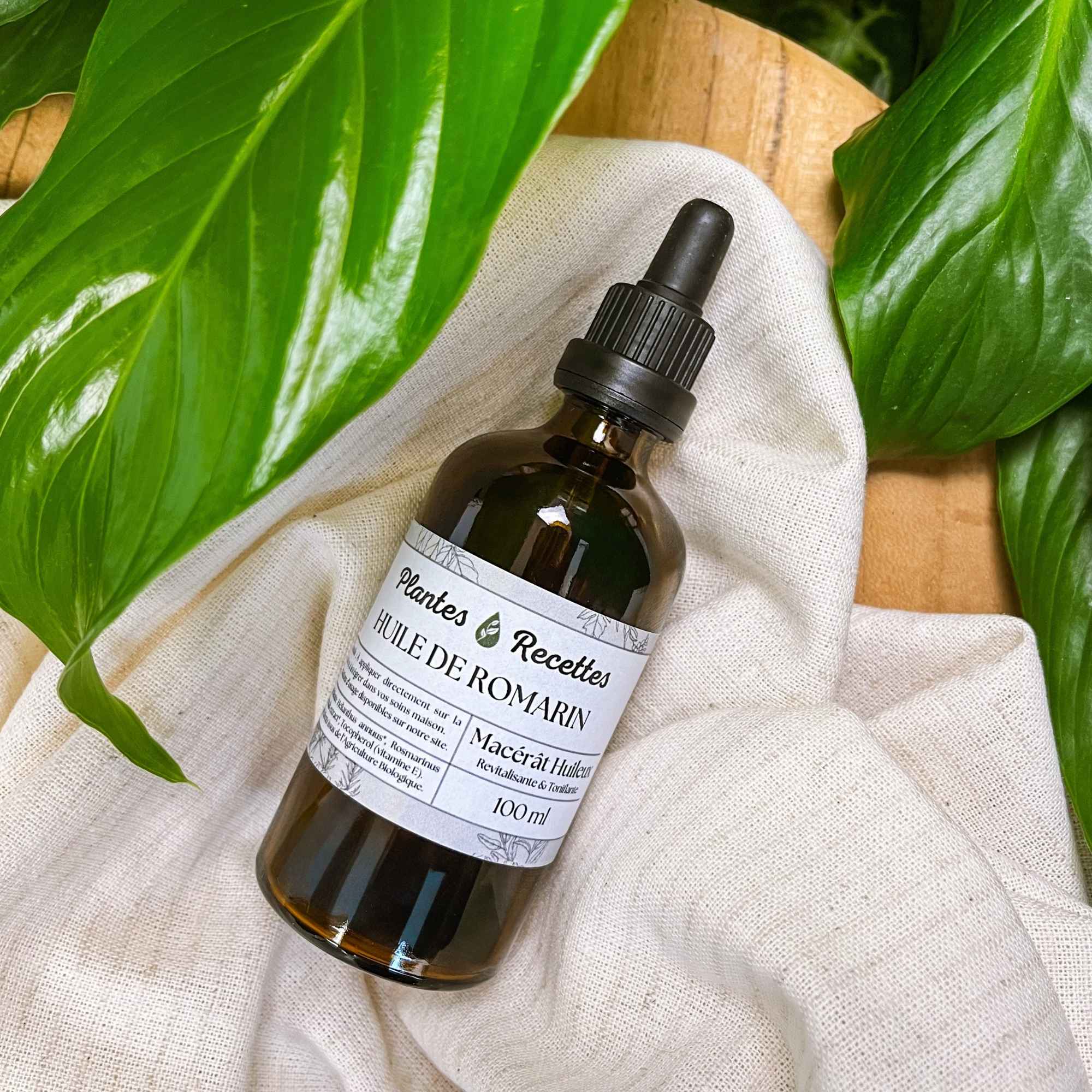 Brins de romarin bio infusés dans une huile végétale pour créer un macérat revitalisant et purifiant Plantes & Recettes, idéal pour les soins du cuir chevelu.