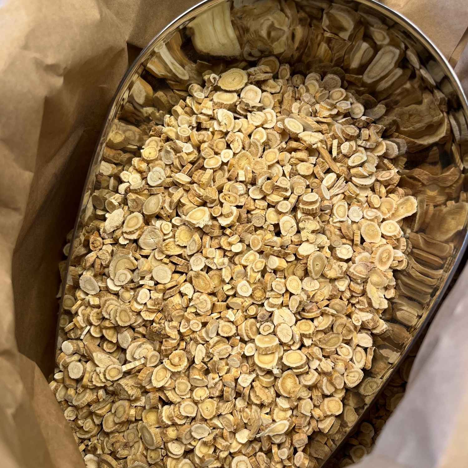 Photo de astragale  racines bio séchée vendue par Plantes & Recettes, spécialisée en plantes médicinales de qualité.