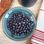 Baies de genièvre bio Plantes & Recettes, aux notes boisées et résineuses, idéales pour parfumer sauces, gibiers et plats mijotés.