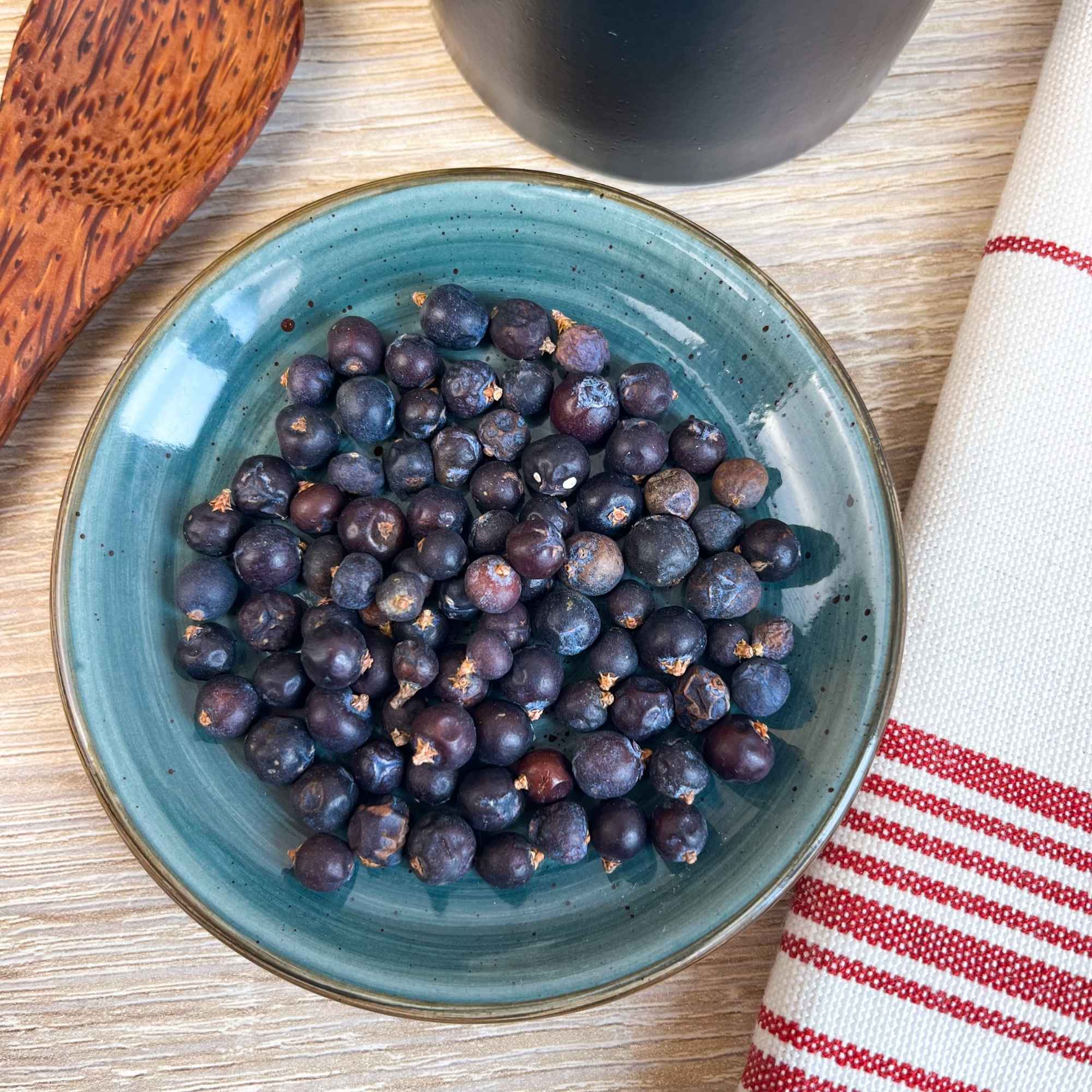 Baies de genièvre bio Plantes & Recettes, aux notes boisées et résineuses, idéales pour parfumer sauces, gibiers et plats mijotés.