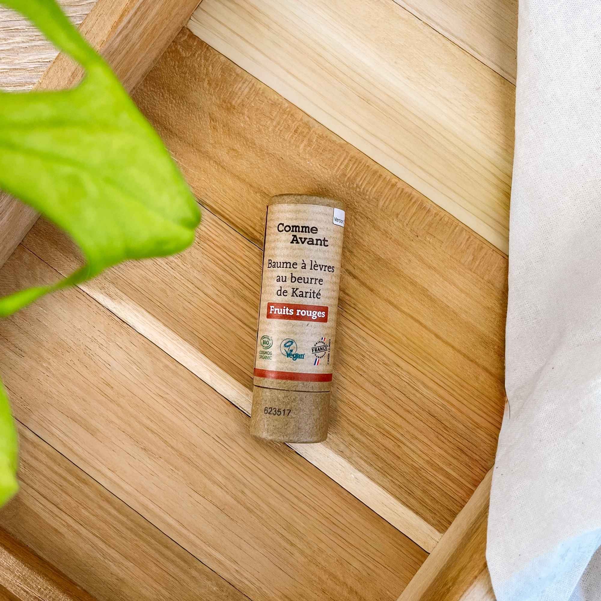 Baume à lèvres naturel au fruit rouge, hydratant et légèrement coloré, présenté en stick écologique.