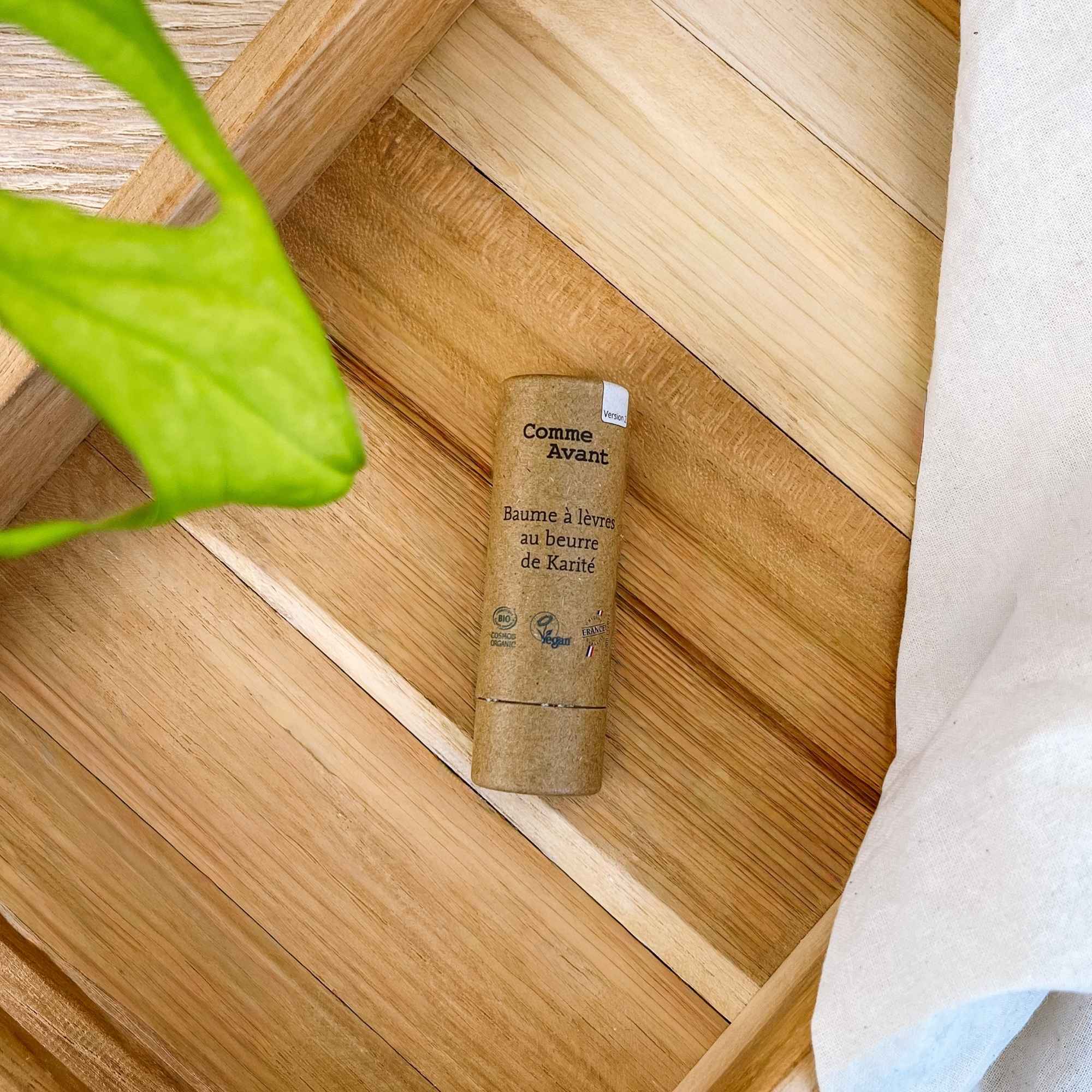 Baume à lèvres au karité en mise en scène, idéal pour hydrater et protéger les lèvres au quotidien.