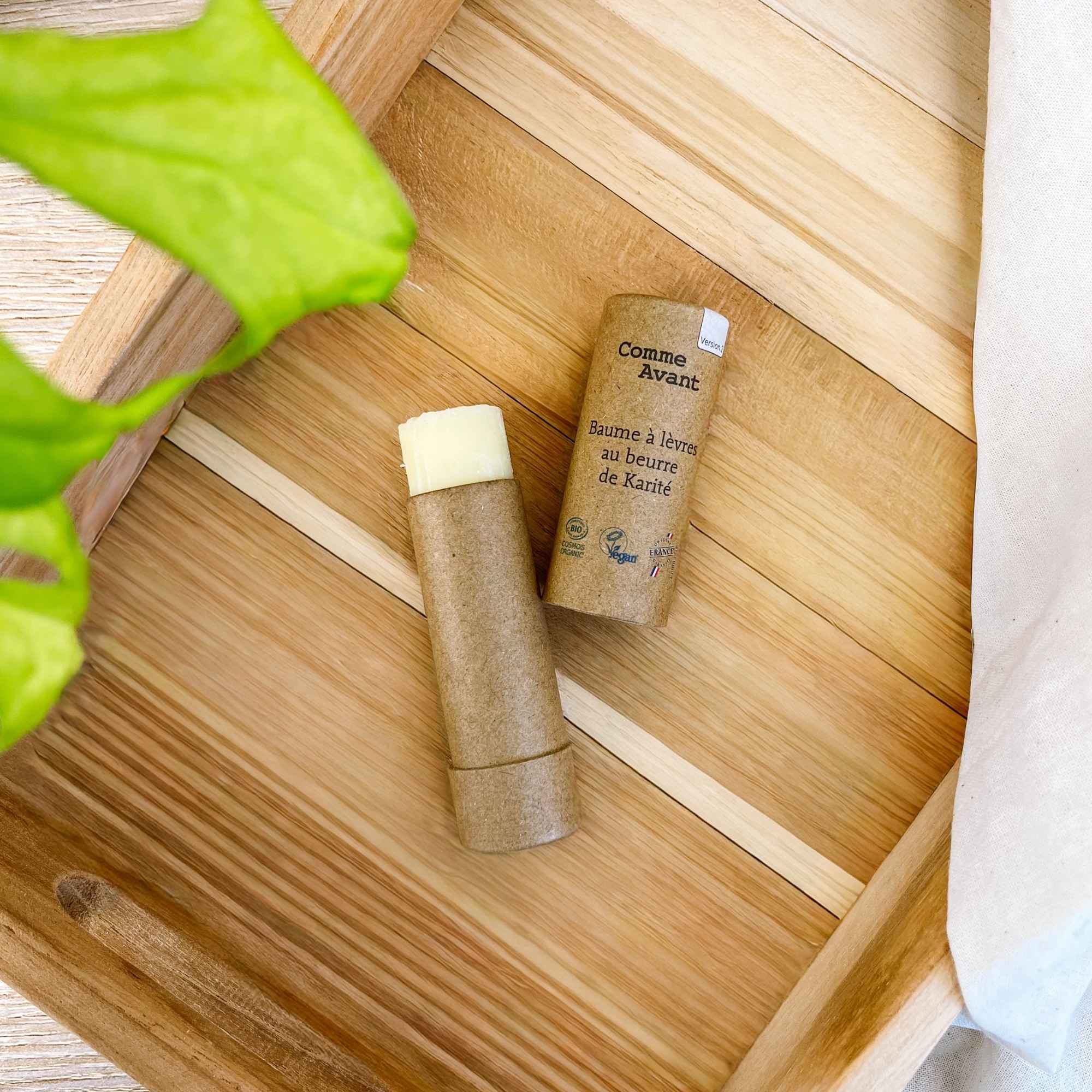 Baume à lèvres naturel au beurre de karité, hydratant et nourrissant, présenté en stick compostable.
