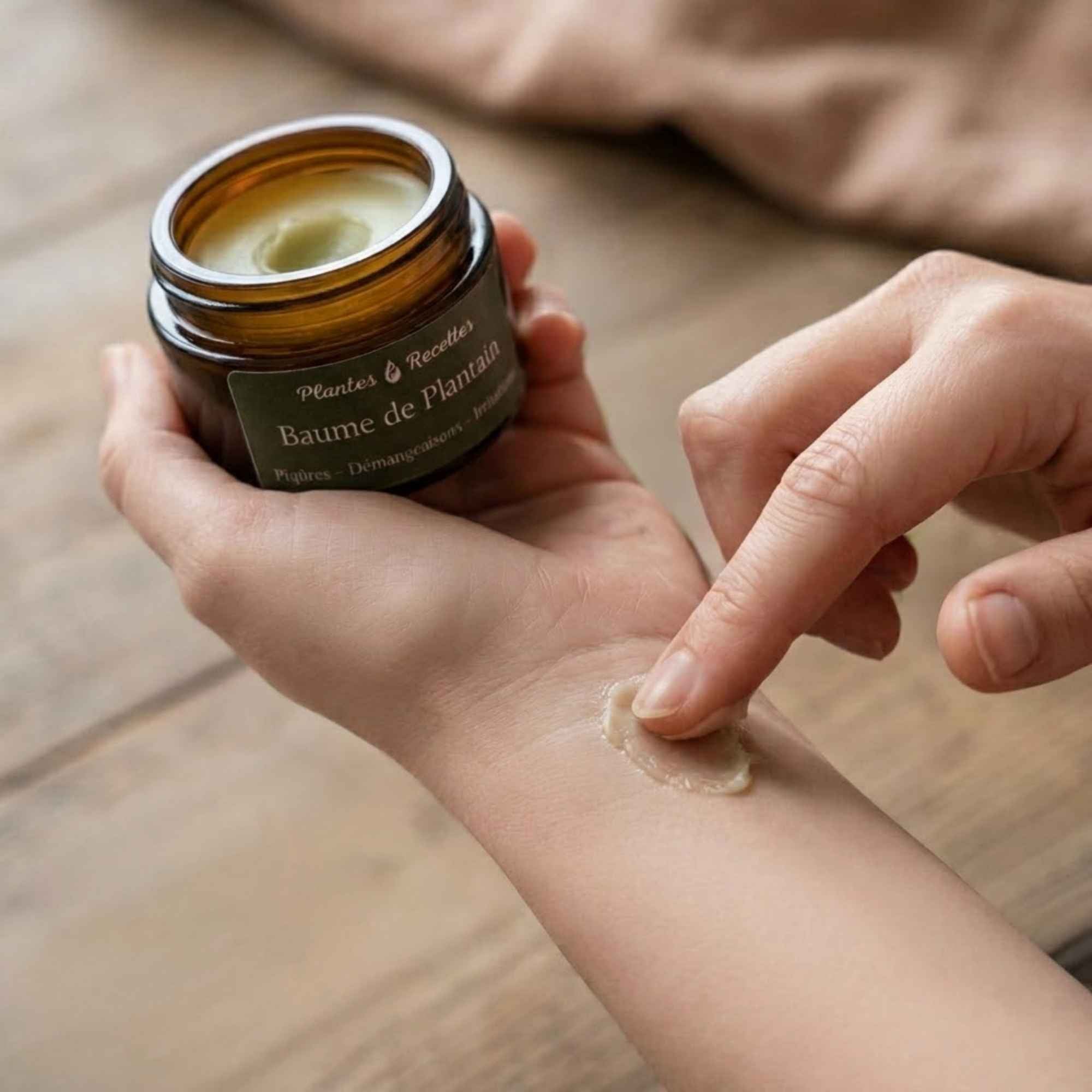 Application du baume de plantain sur la peau pour un soin naturel et apaisant au quotidien