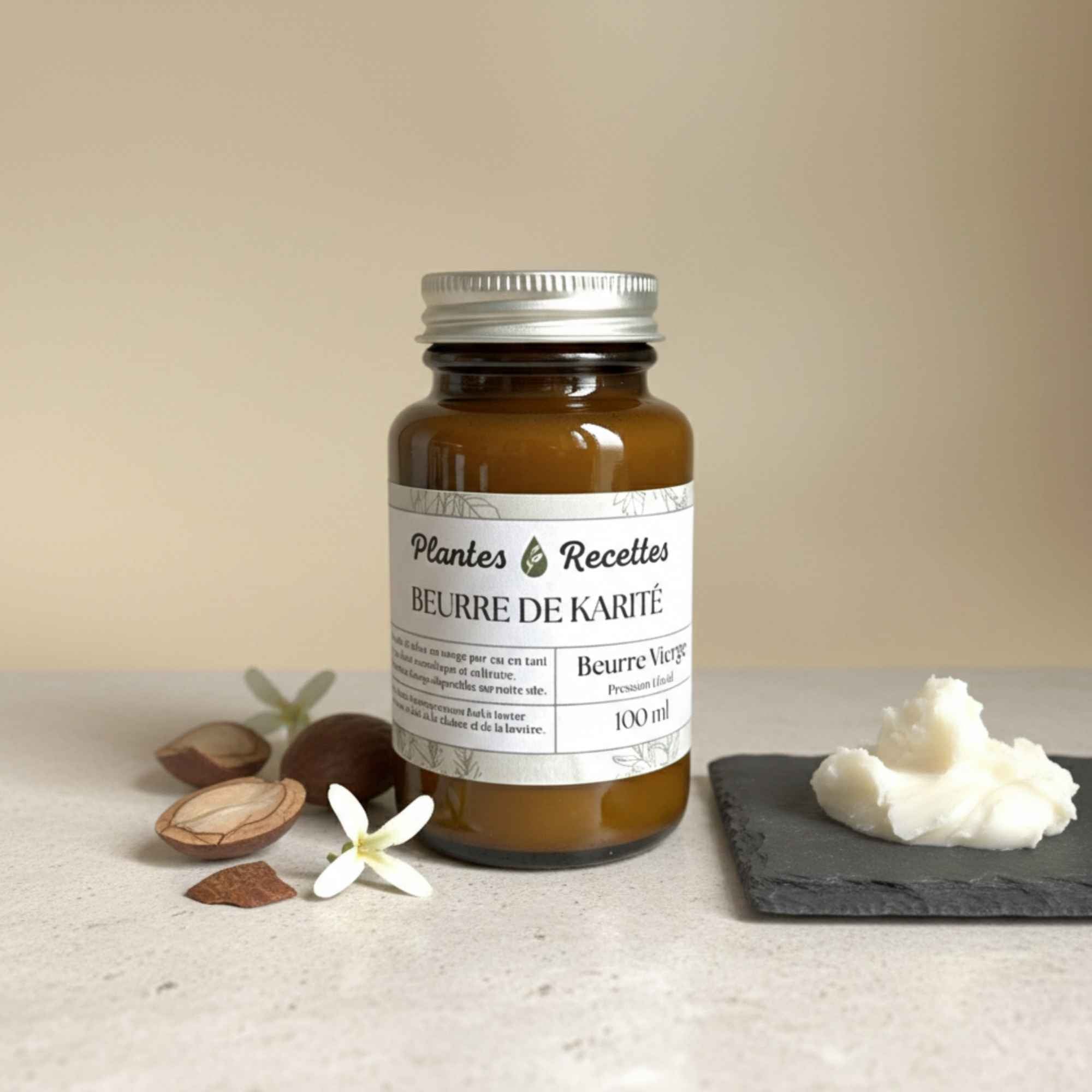 Beurre de karité biologique en pot en verre ambré, ingrédient naturel utilisé pour les soins du corps, du visage et des cheveux – Plantes & Recettes