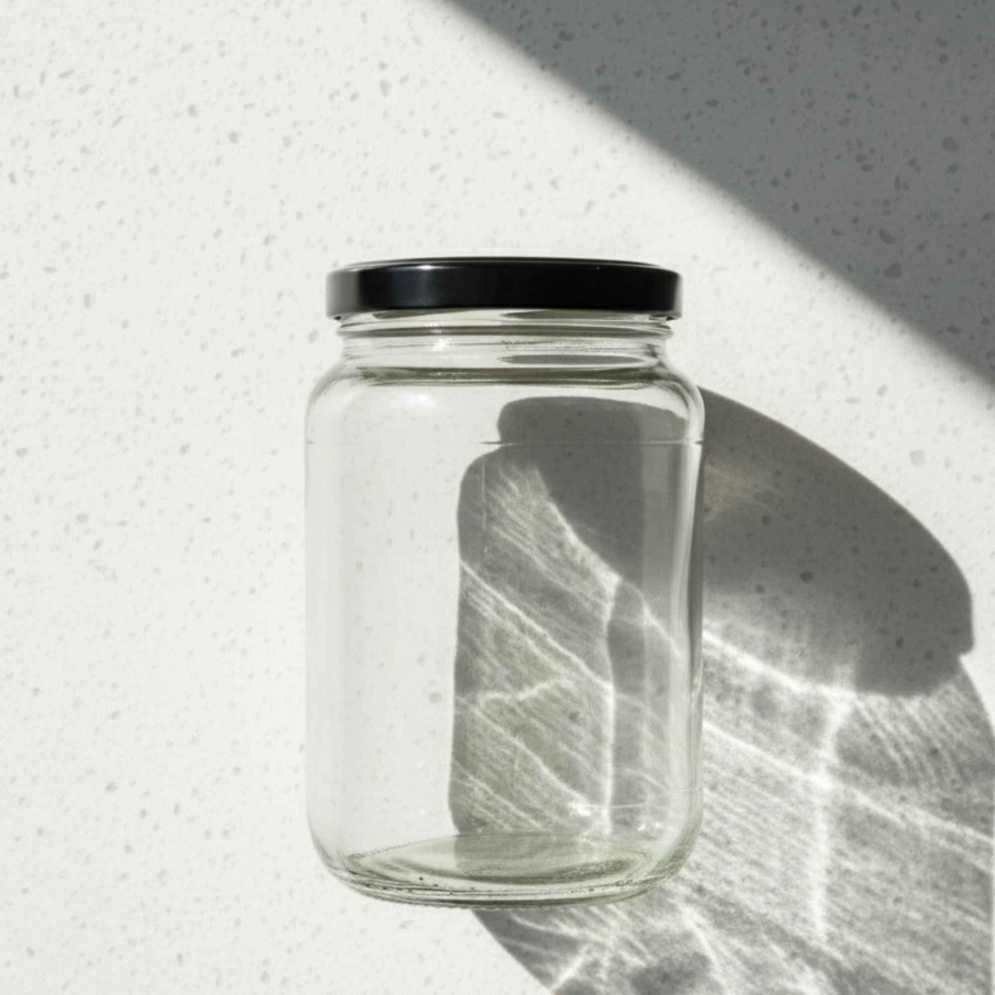 Bocal à fermentation en verre clair 1700 ml avec couvercle métal noir à visser.