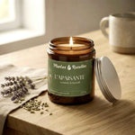 Bougie parfumée L’Apaisante de 200 g aux huiles essentielles de lavande et de fenouil.