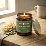 Bougie parfumée L’Aphrodisiaque de 200 g aux huiles essentielles d’ylang-ylang et de patchouli.