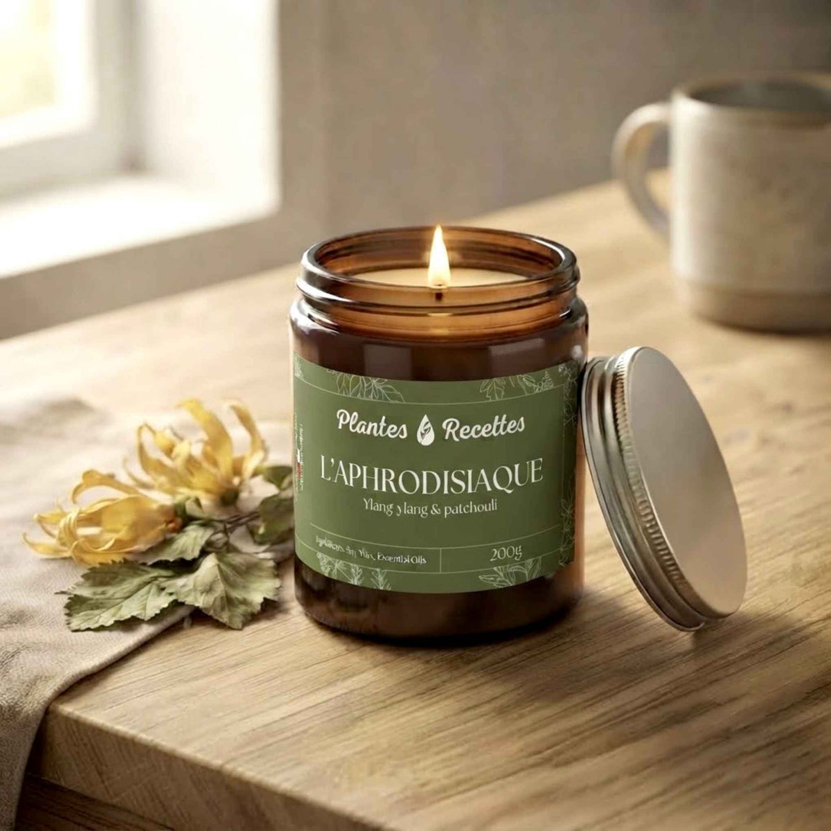 Bougie parfumée L’Aphrodisiaque de 200 g aux huiles essentielles d’ylang-ylang et de patchouli.