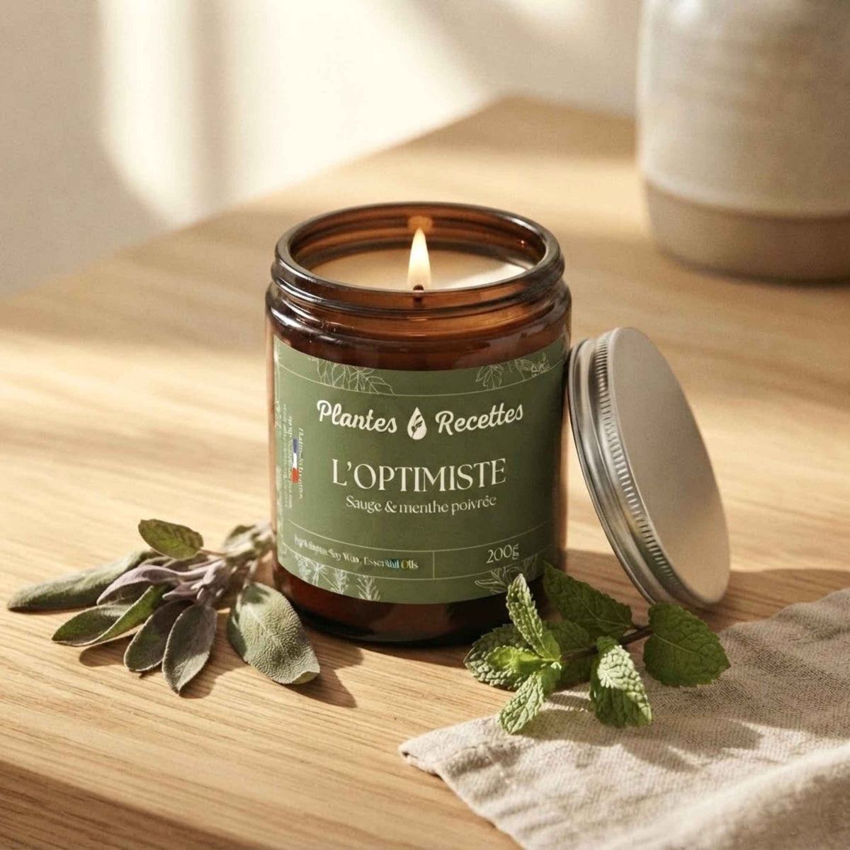 Bougie parfumée L’Optimiste de 200 g aux huiles essentielles de sauge et de menthe poivrée.