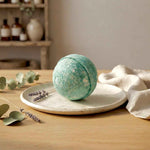 Boule de bain effervescente Éclat Secret de 220 g avec une pierre surprise à collectionner.