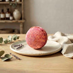 Boule de bain effervescente Rituel Solaire de 220 g avec une petite pierre à collectionner.