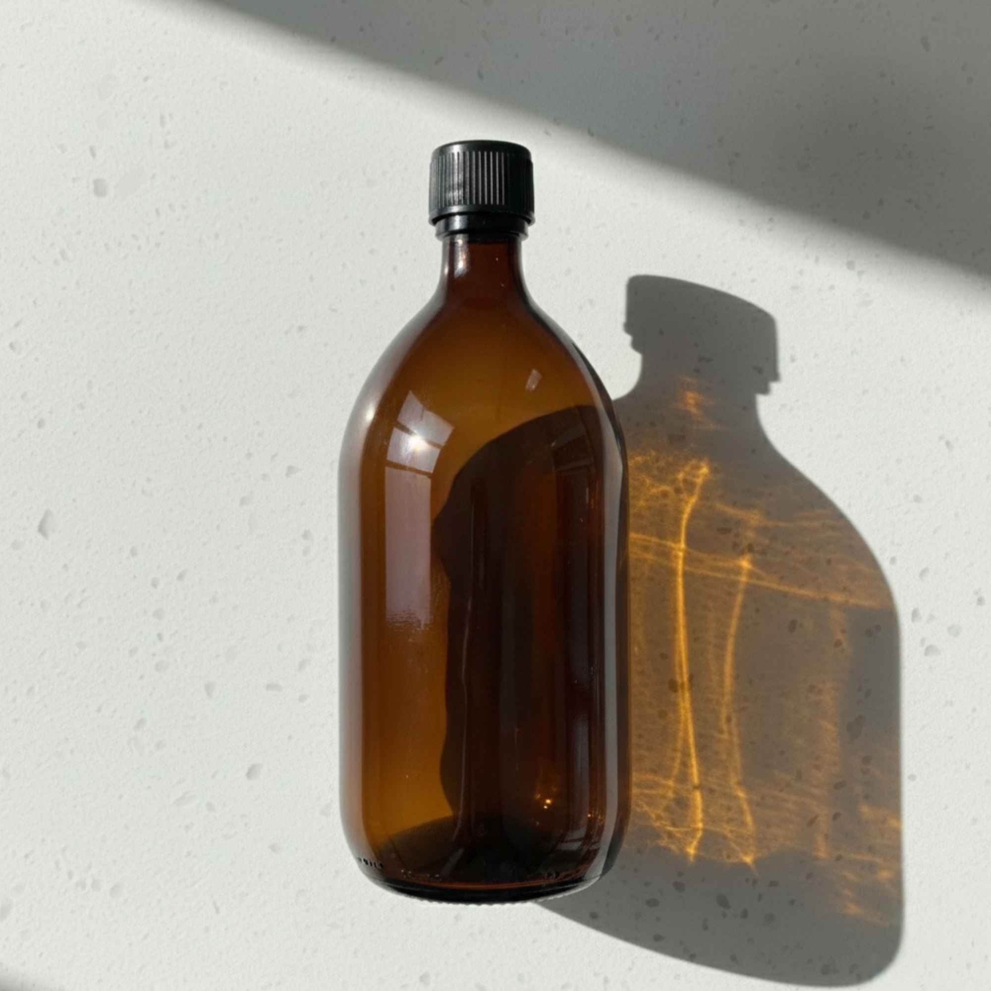 Flacon en verre ambré 1 L adapté aux préparations alimentaires et cosmétiques.