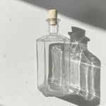 Bouteille apothicaire en verre hexagonal de 500 ml avec bouchon en liège naturel.