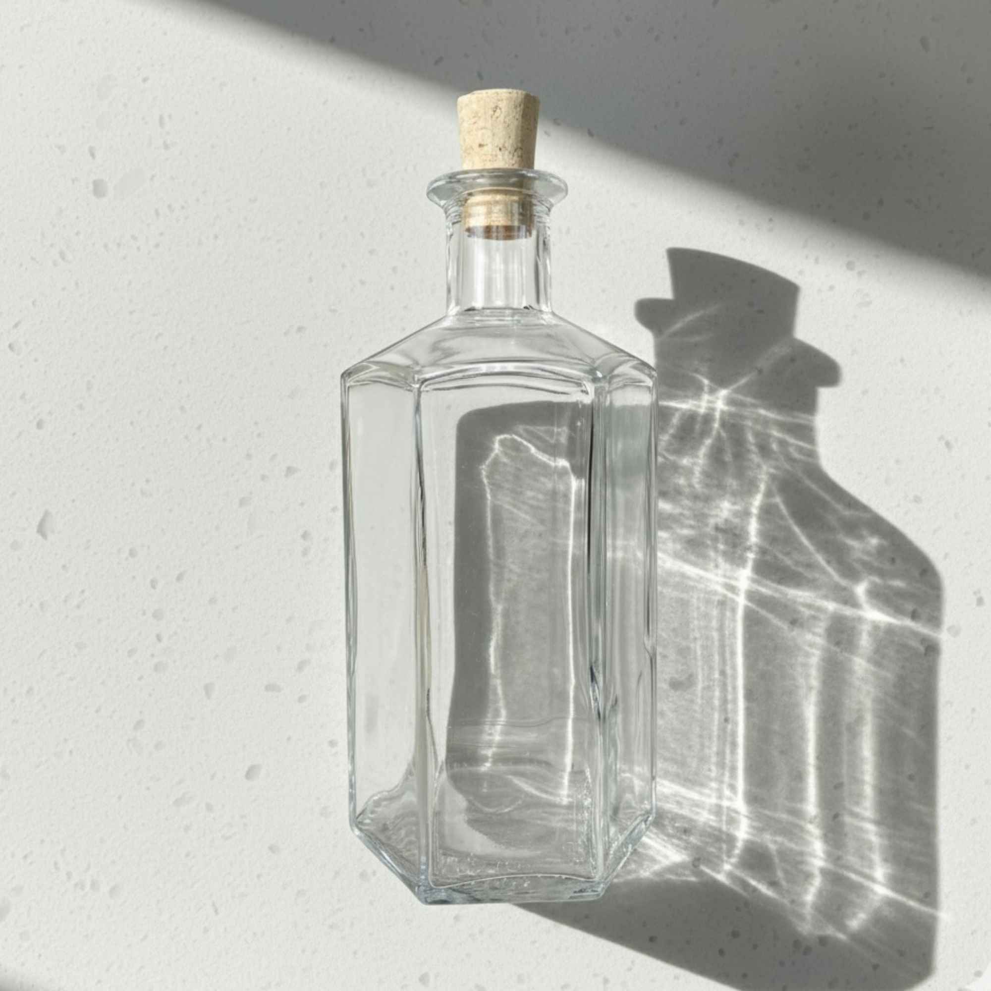 Bouteille apothicaire en verre hexagonal de 500 ml avec bouchon en liège naturel.