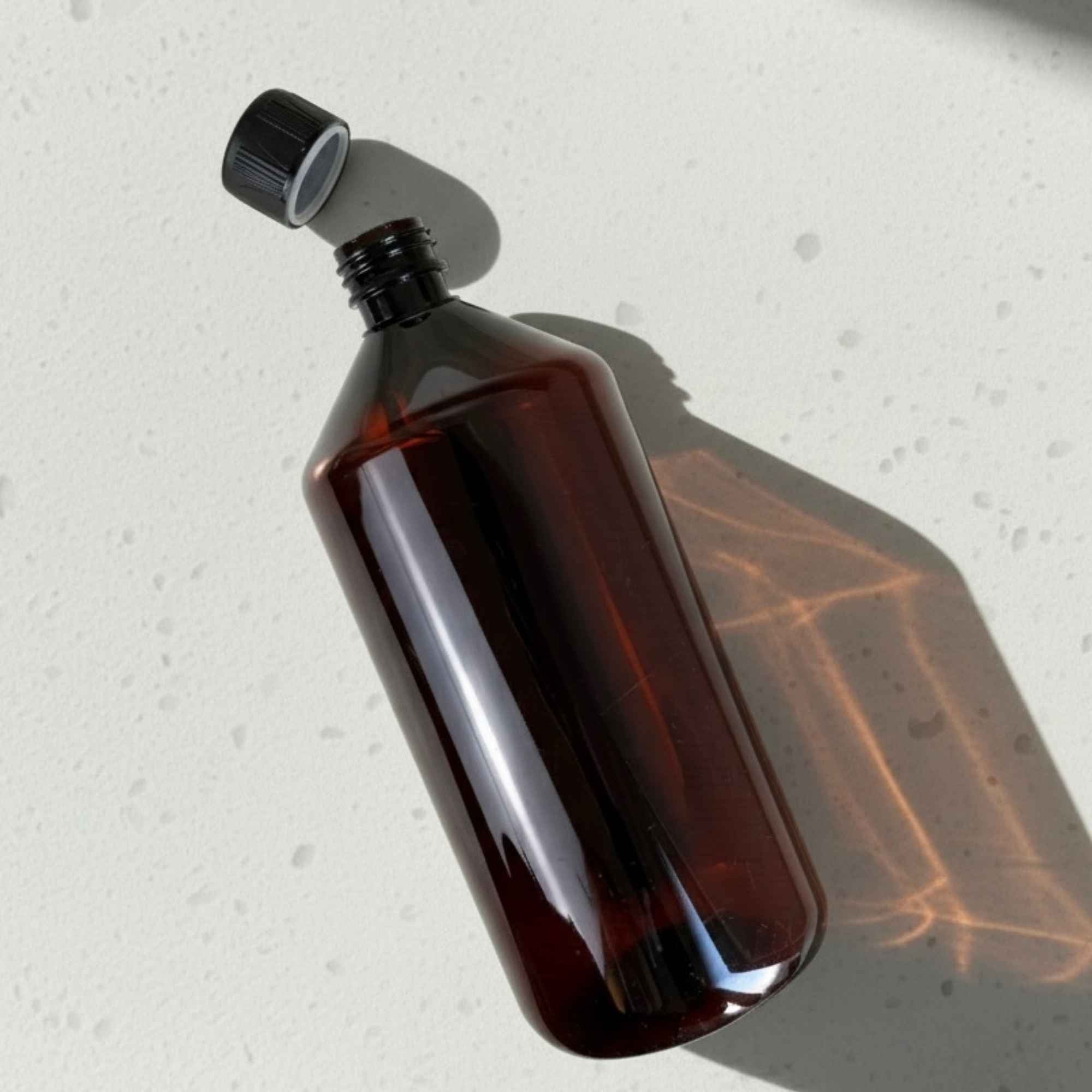 Bouteille ambrée 1000 ml en plastique PET avec bouchon sécurité enfants.