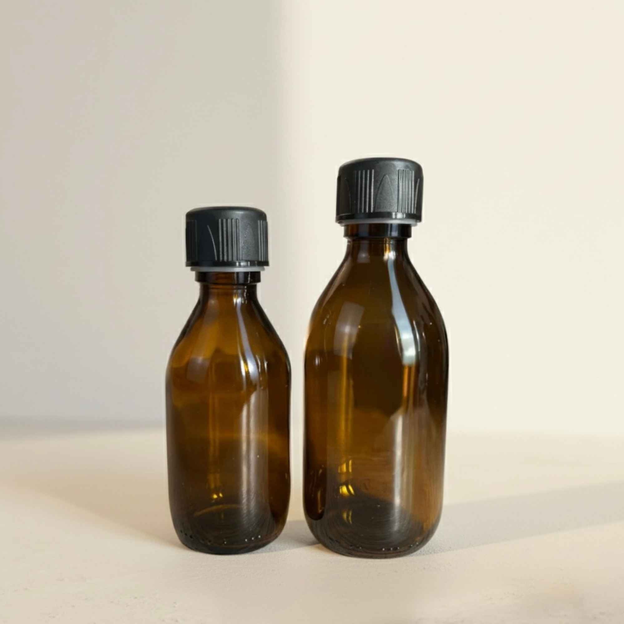 Bouteille en verre ambré avec bouchon sécurité enfants, idéale pour vos préparations maison.