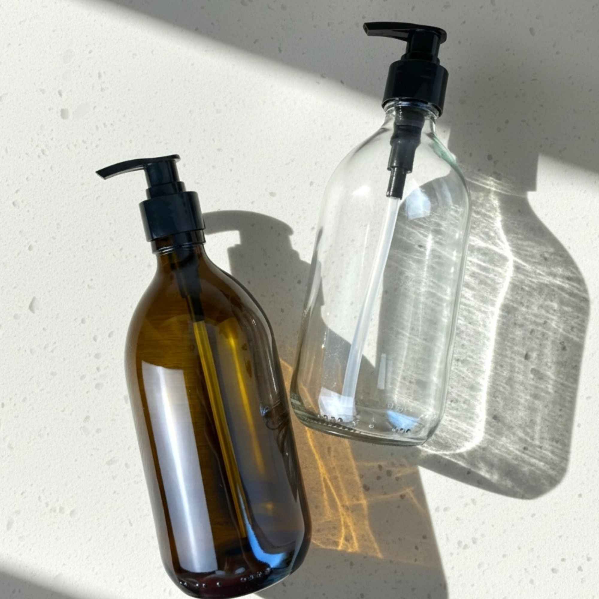 Bouteille en verre avec pompe à savon, élégante et réutilisable.