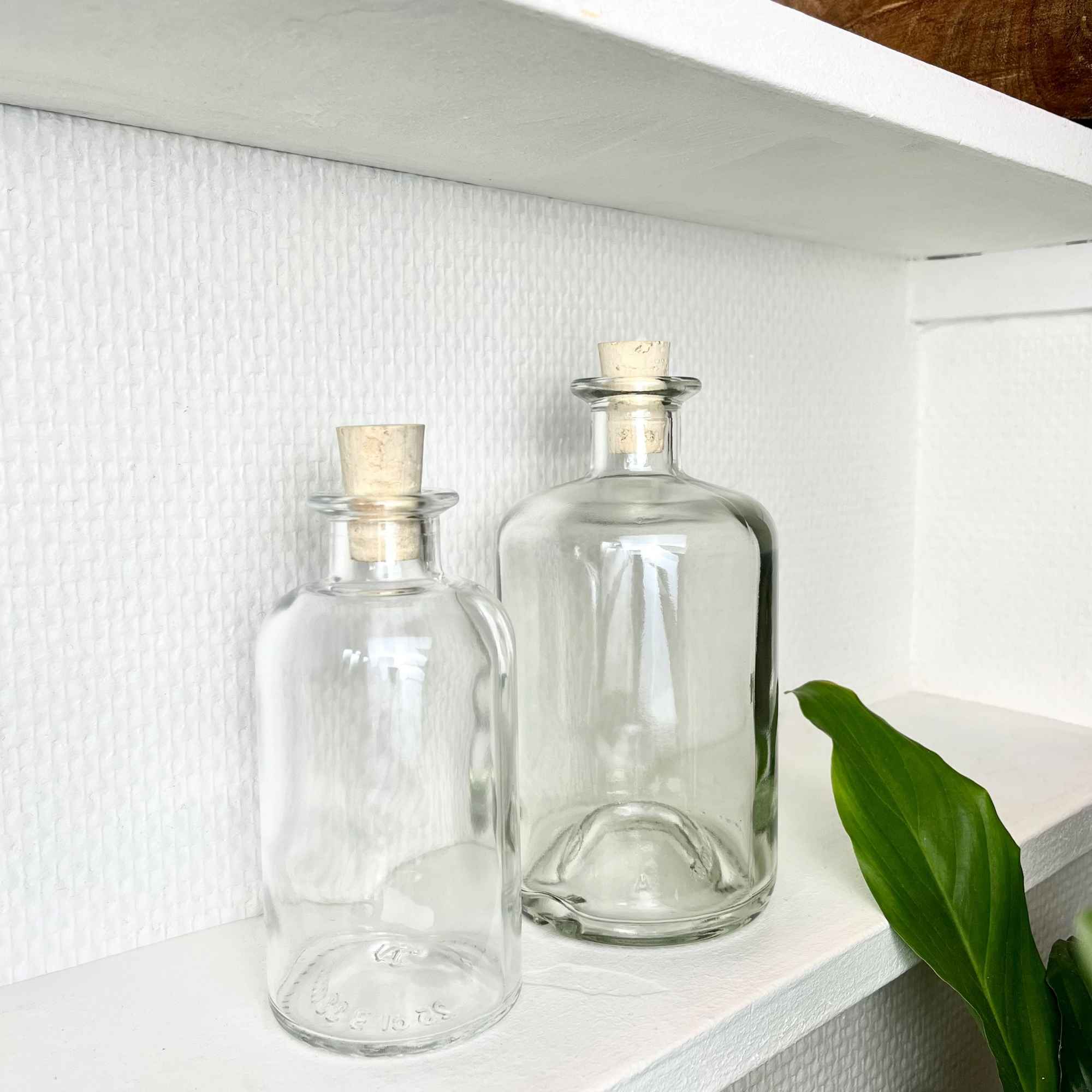 Ensemble de bouteilles apothicaires réutilisables en verre clair.