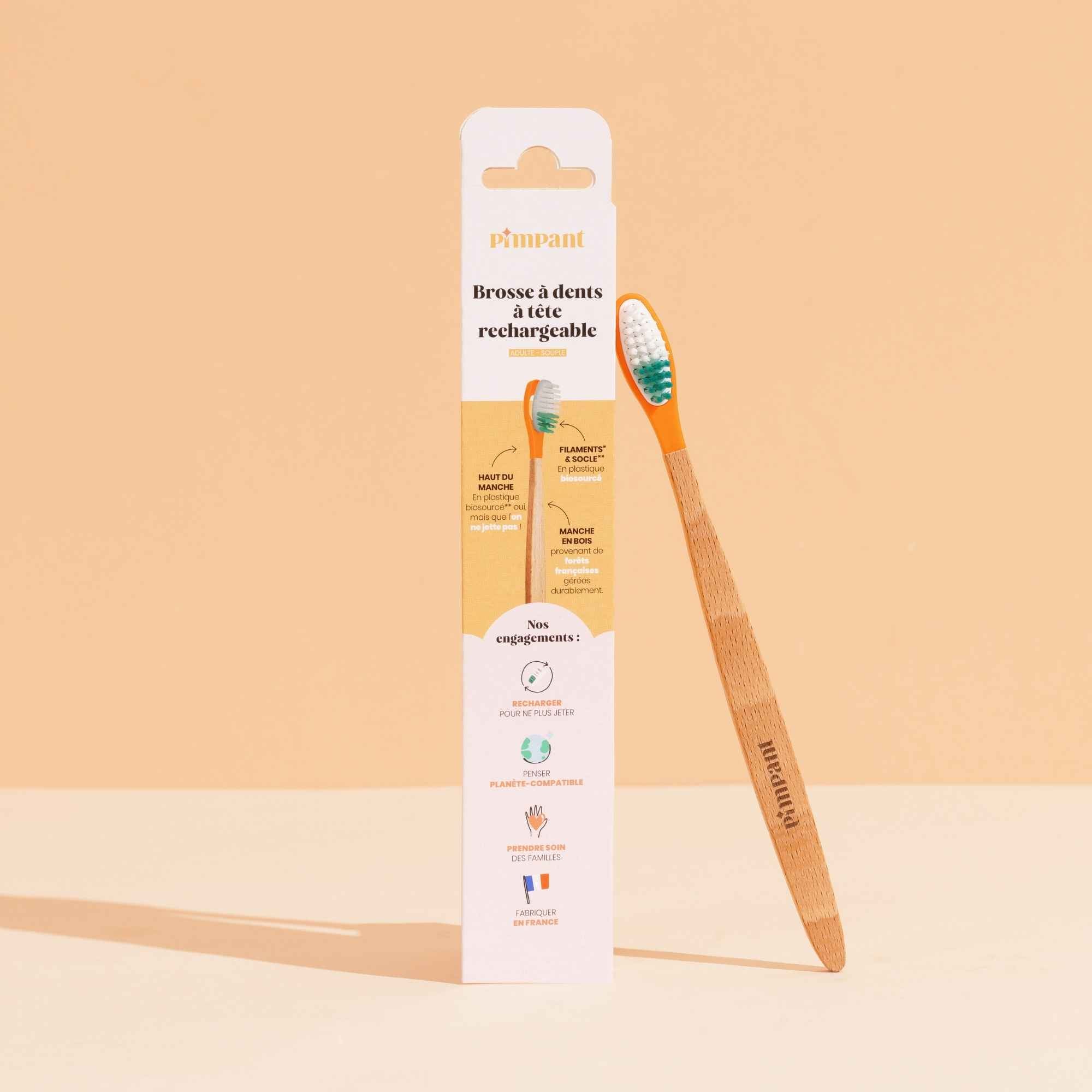 Brosse à dents rechargeable Pimpant avec manche en bois de charme et tête souple biosourcée. Fabriquée en France, écologique et zéro déchet.