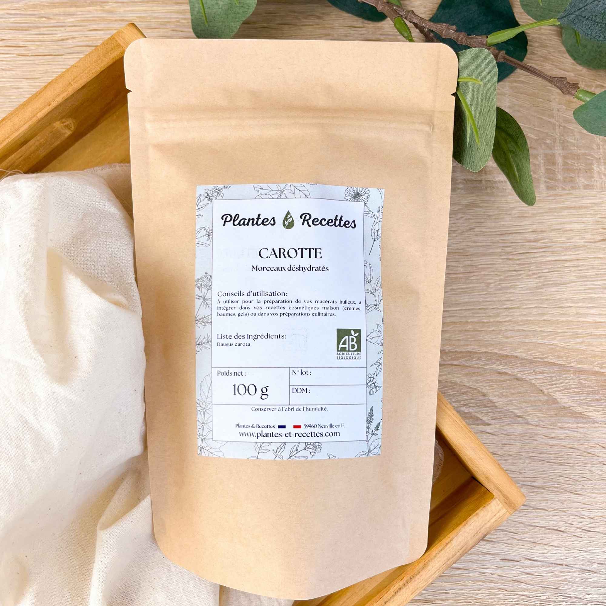 Morceaux de carotte bio séchés à basse température, idéals pour la préparation de macérats et soins naturels maison.