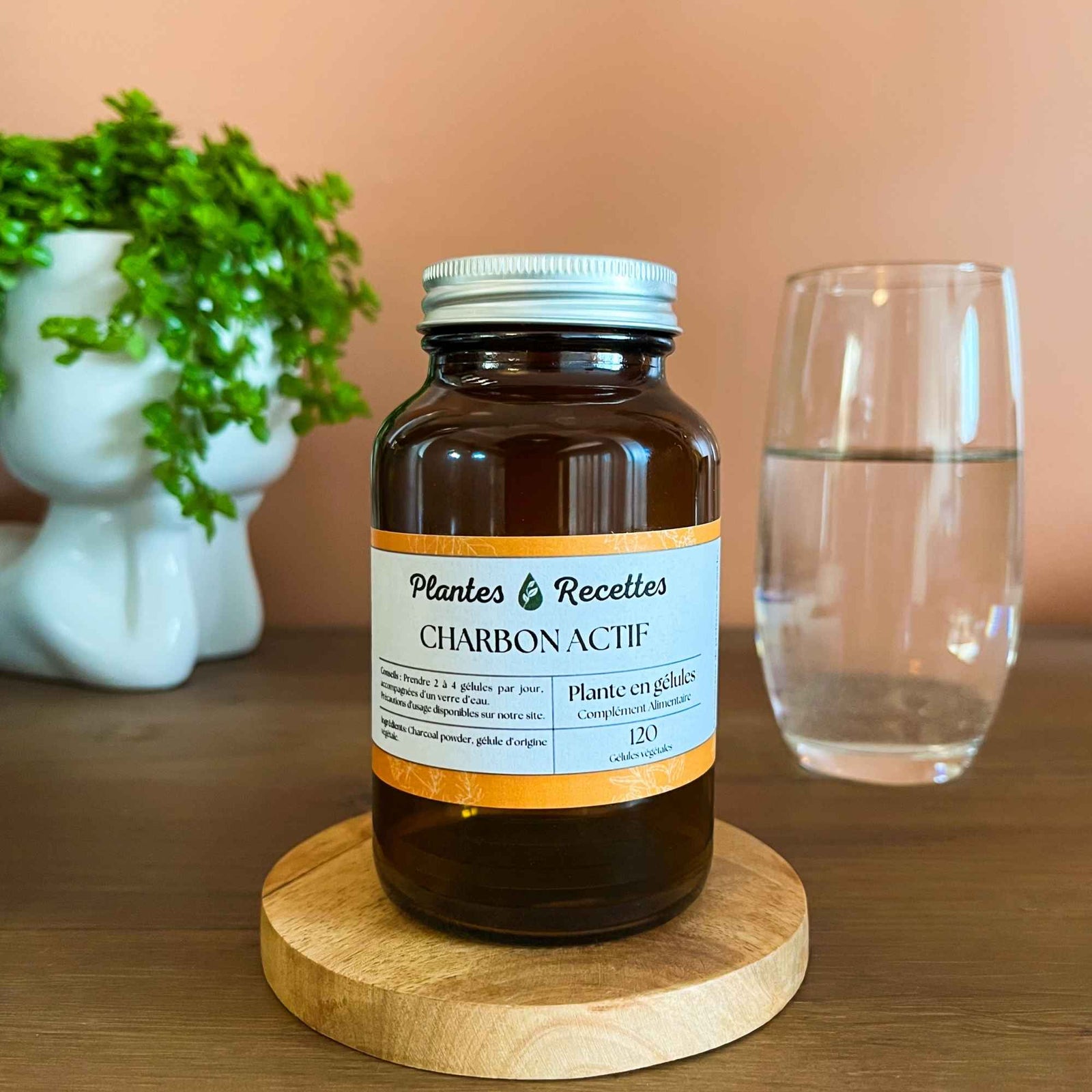 Gélules de charbon actif végétal Plantes & Recettes, qualité herboristerie, fabrication française, capsules végétales vegan en pilulier verre ambré, cure 1 mois.