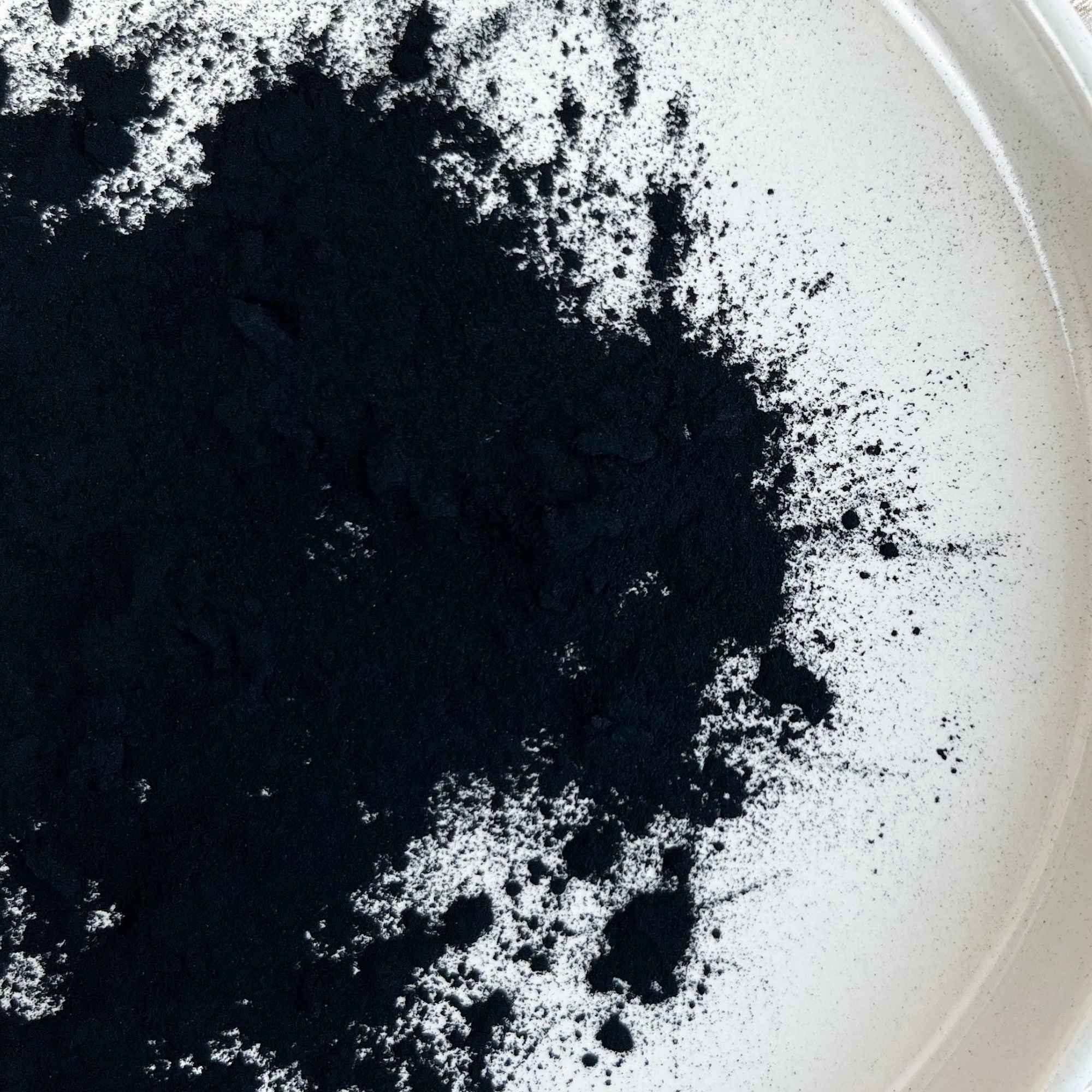 Poudre de charbon actif végétal bio Plantes & Recettes, matière première naturelle pour cosmétiques, masques et préparations maison.