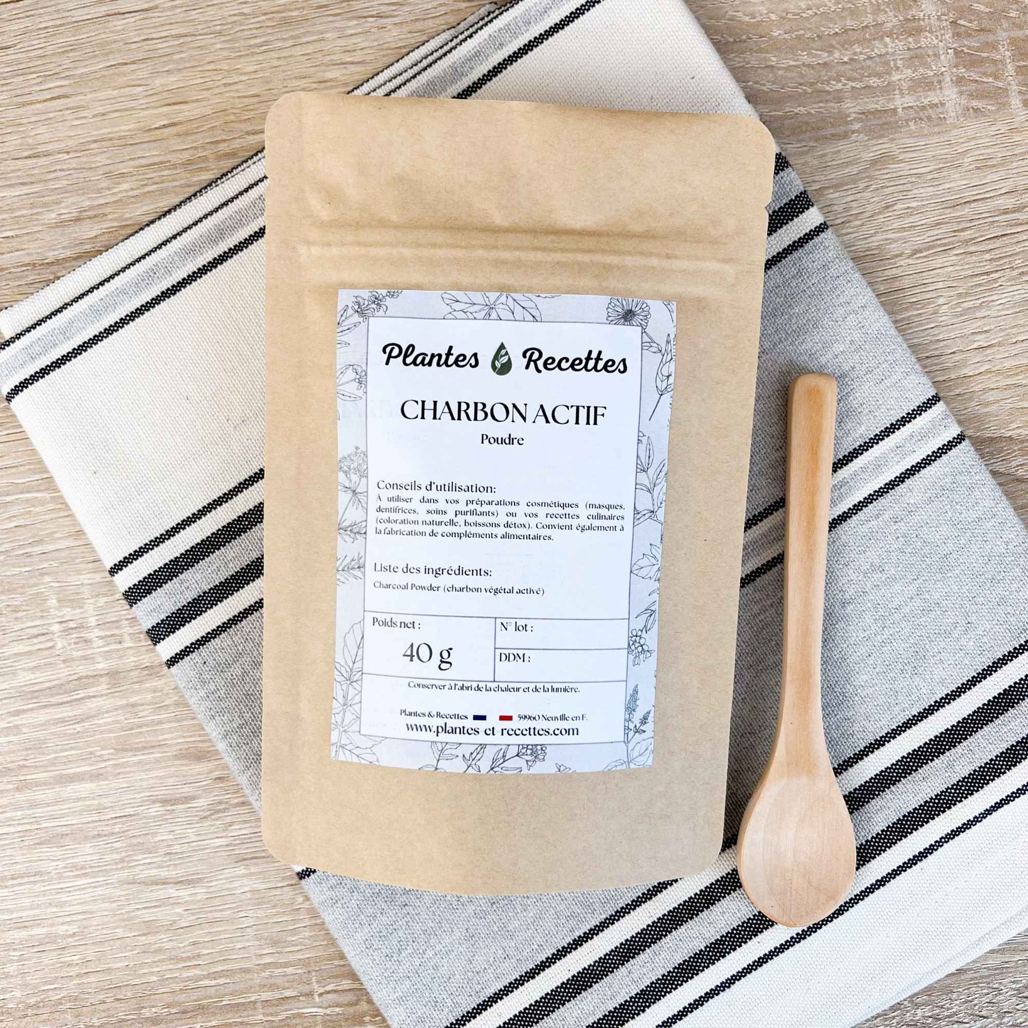 Charbon actif végétal Plantes & Recettes, poudre fine issue de coques de noix de coco, idéale pour les soins purifiants et les préparations maison.