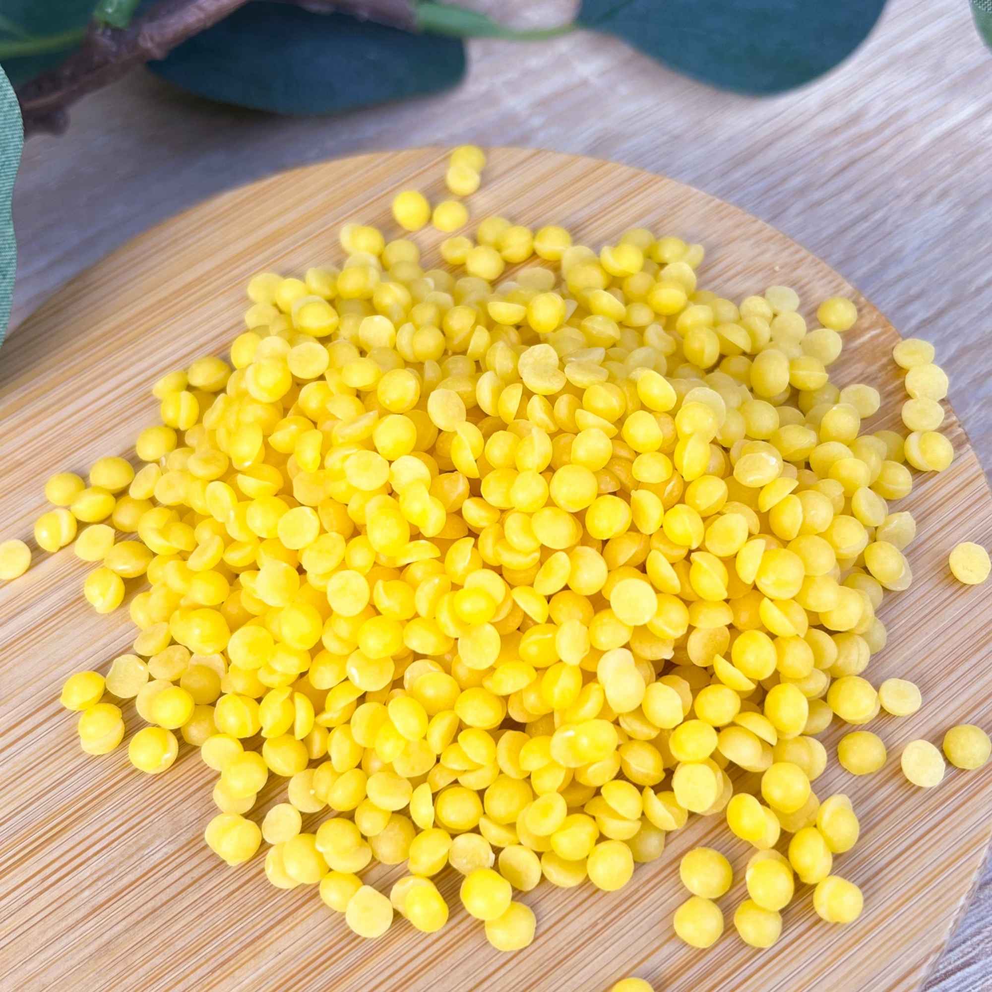 Cire d’abeille jaune non blanchie, conservant sa belle couleur dorée et son parfum doux de miel.