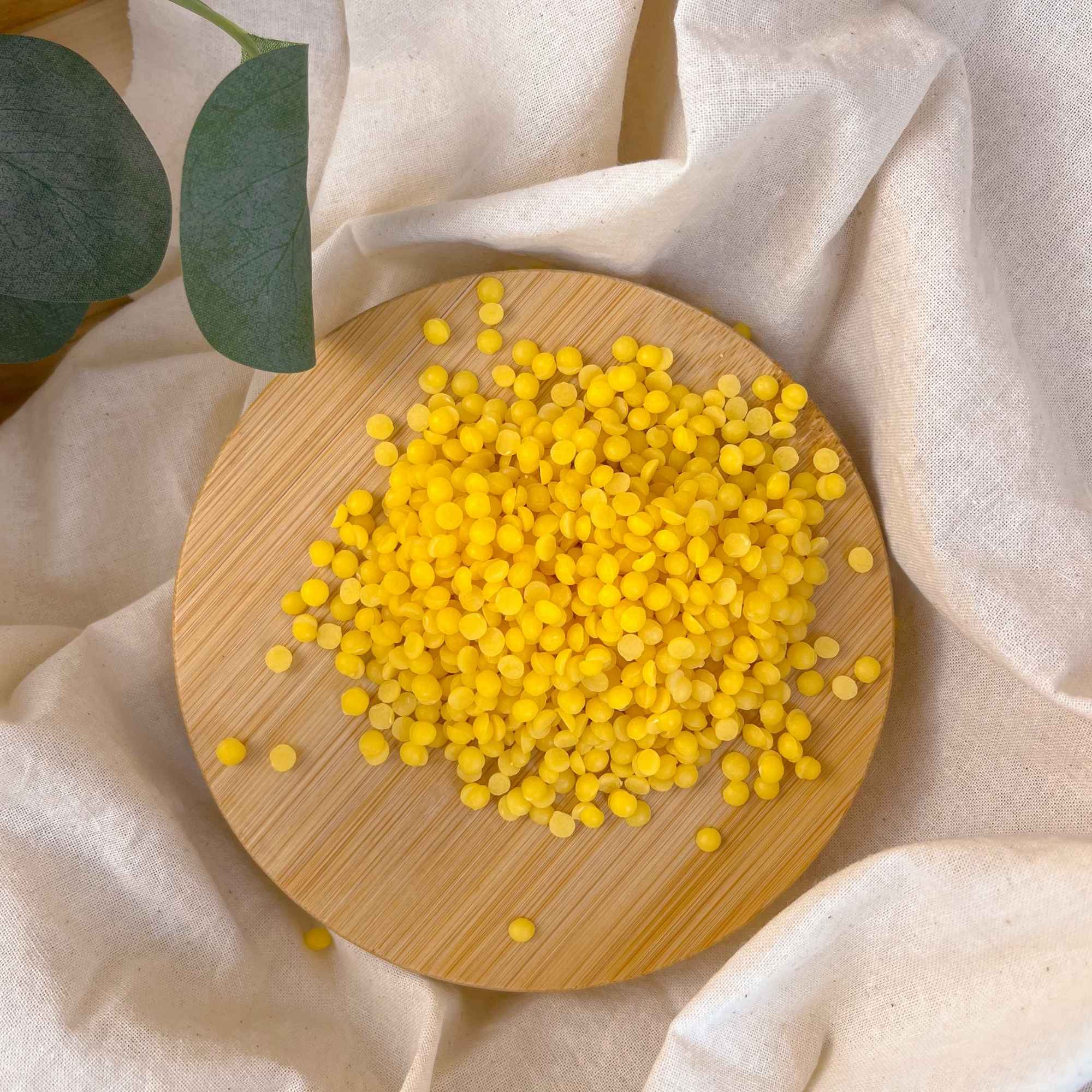 Cire d’abeille en pastilles, facile à fondre et à doser pour toutes vos recettes de cosmétiques et bougies maison.