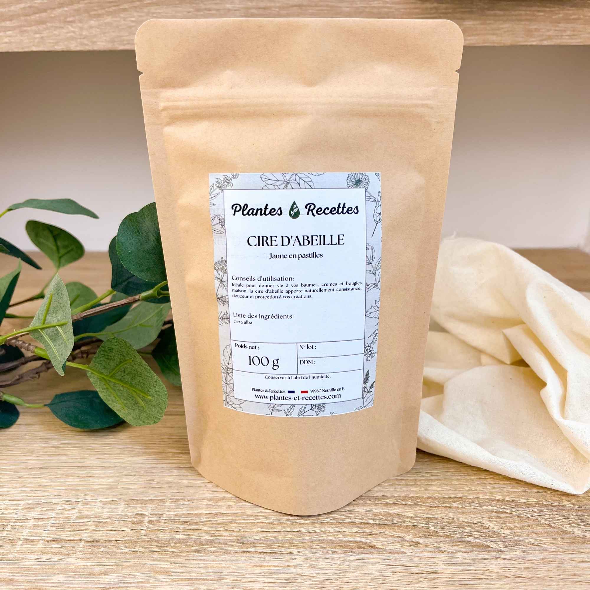 Cire d’abeille jaune en qualité cosmétique, parfaite pour la fabrication de produits de soin naturels et écologiques.