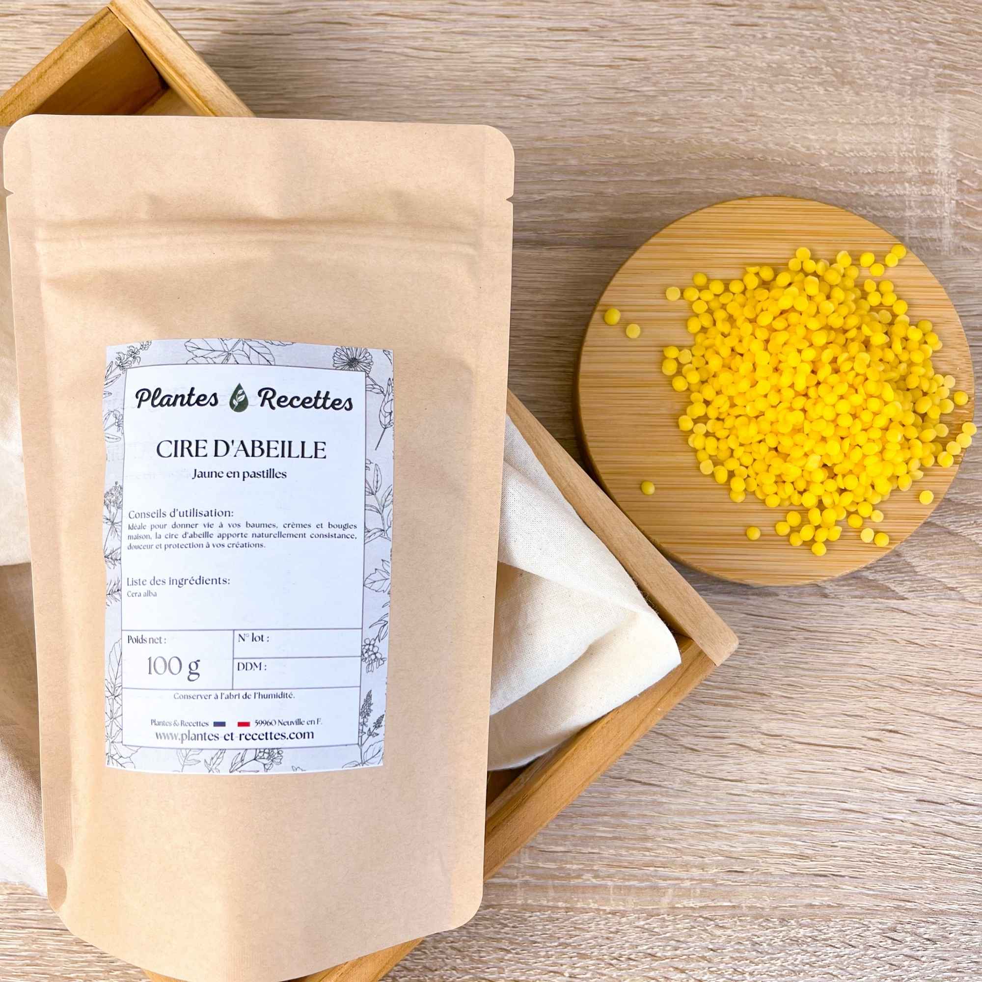Gros plan sur la cire d’abeille naturelle non blanchie, utilisée pour les baumes, crèmes et soins hydratants faits maison.