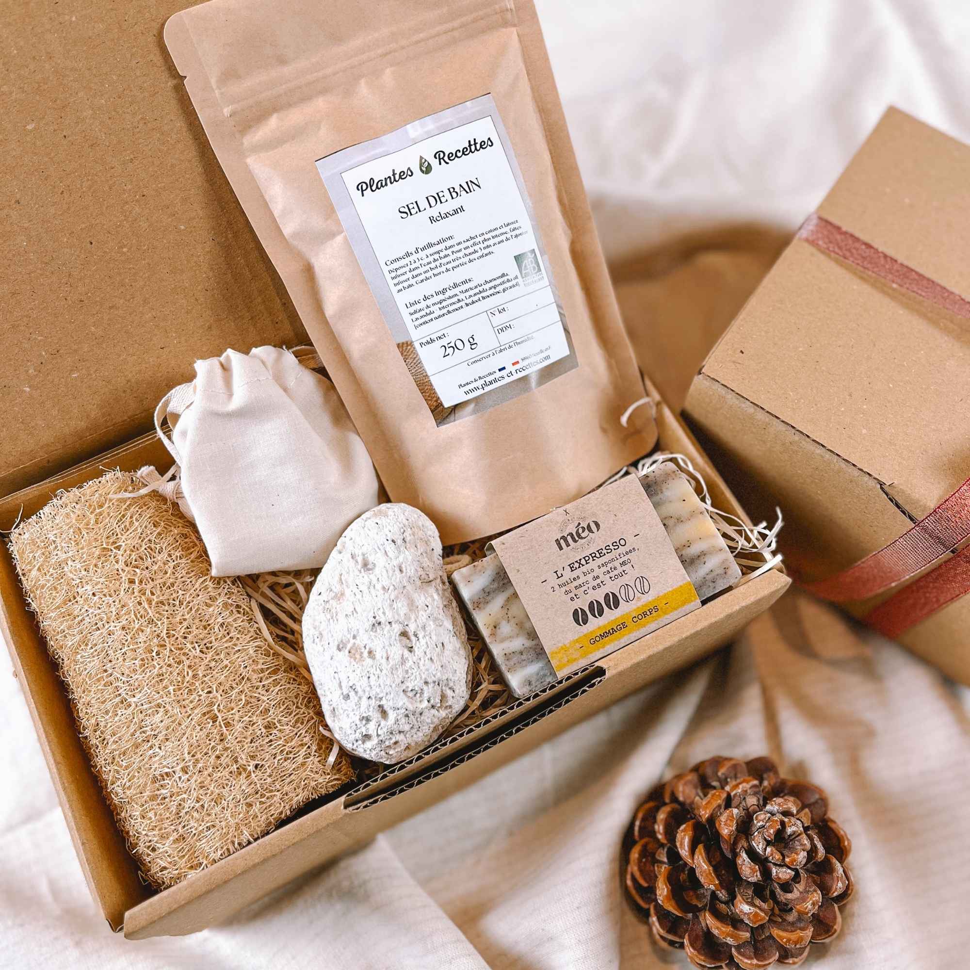 Coffret Bain Relaxant avec sélection de soins naturels pour le bain, présenté par Plantes & Recettes