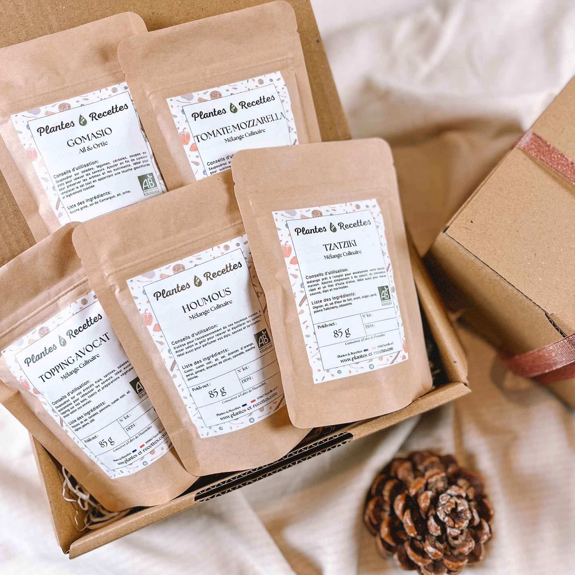 Coffret L’Essentiel Apéro avec des mélanges d’épices naturels pour accompagner les préparations apéritives, présenté par Plantes & Recettes