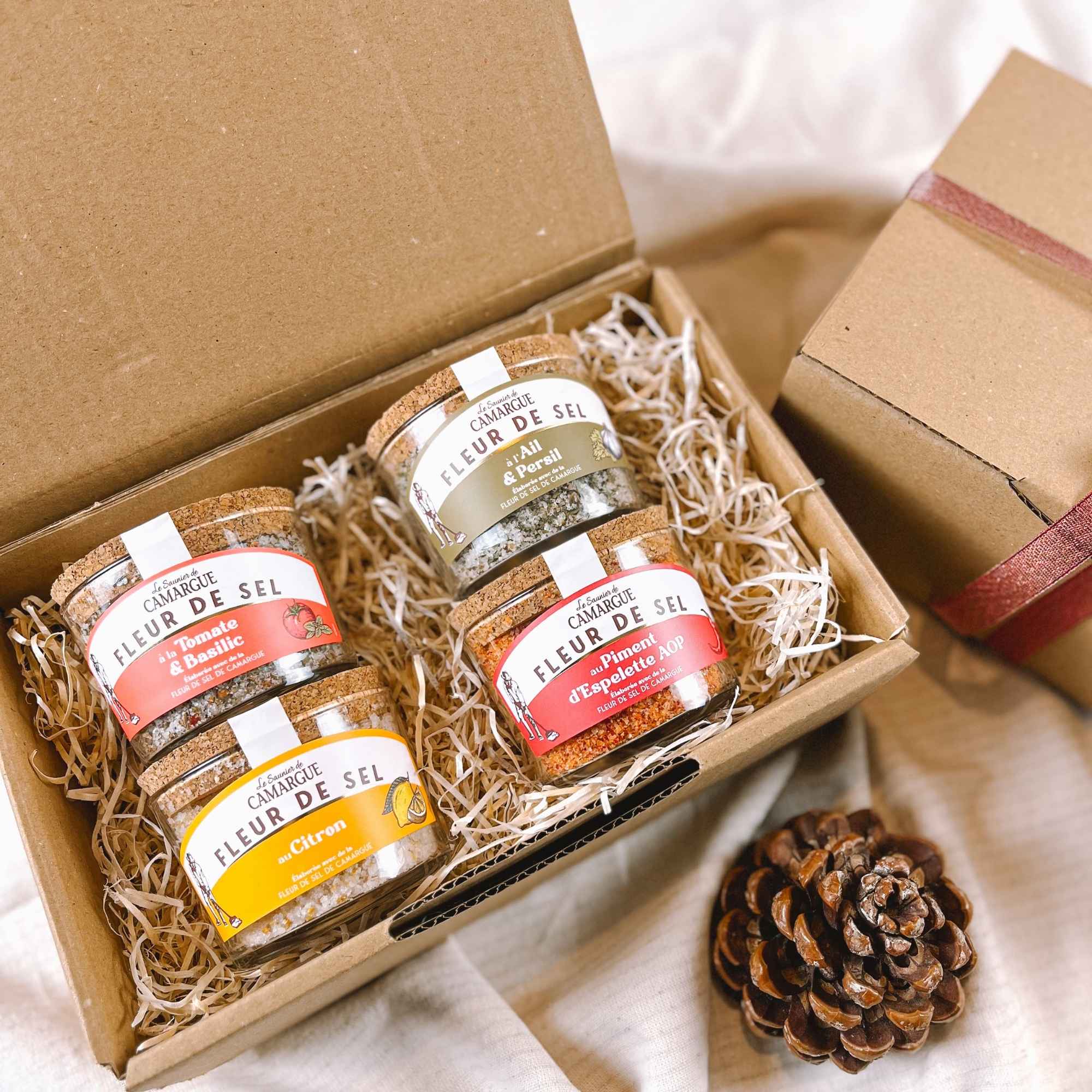 Coffret Les Sels du Saunier comprenant une sélection de fleurs de sel bio, présenté par Plantes & Recettes