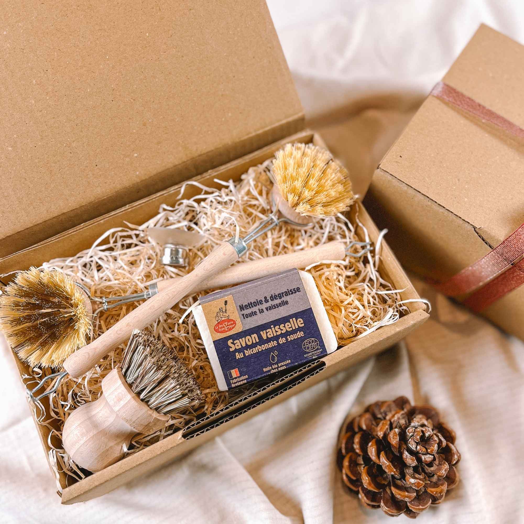 Coffret Vaisselle Zéro Déchet comprenant des accessoires écologiques pour l’entretien de la vaisselle, présenté par Plantes & Recettes