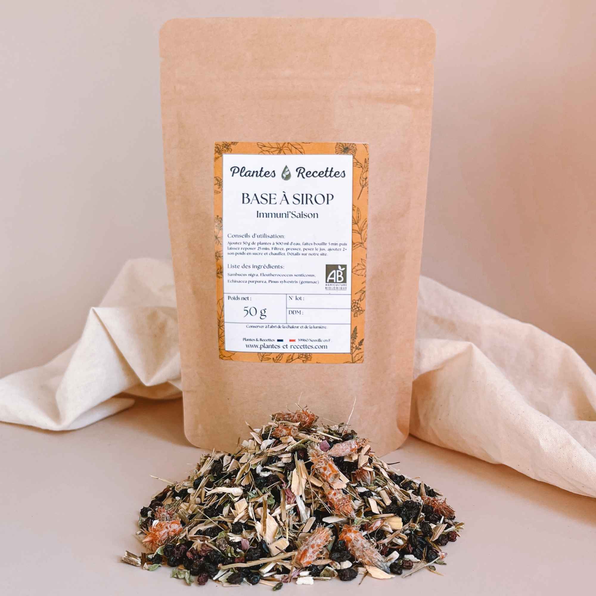 Mélange d'herbes médicinales et son sachet pour fabriquer son sirop de saison.