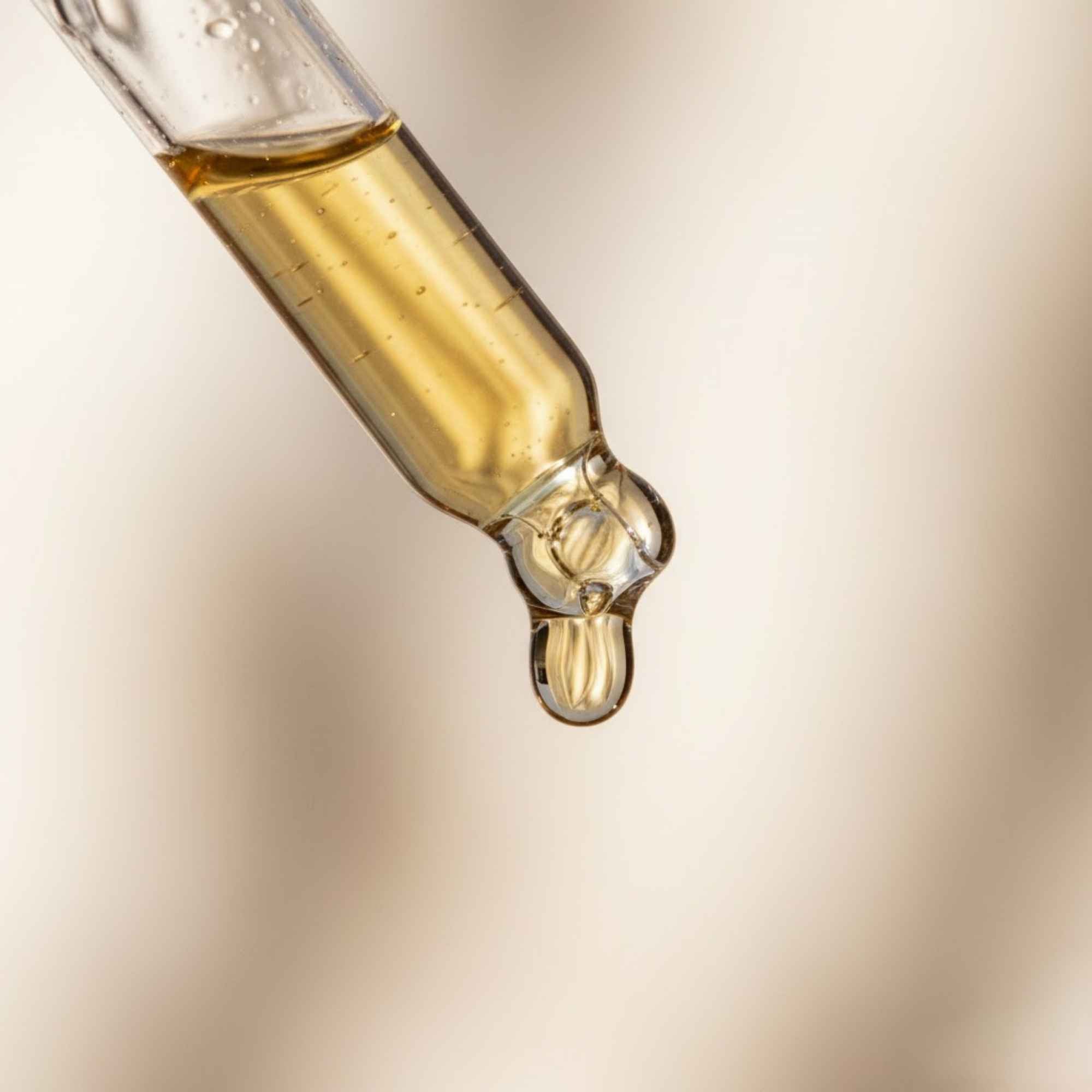 Compte-gouttes en verre contenant un macérat huileux bio Plantes & Recettes, huile artisanale riche en actifs de plantes et concentrée en bienfaits naturels.