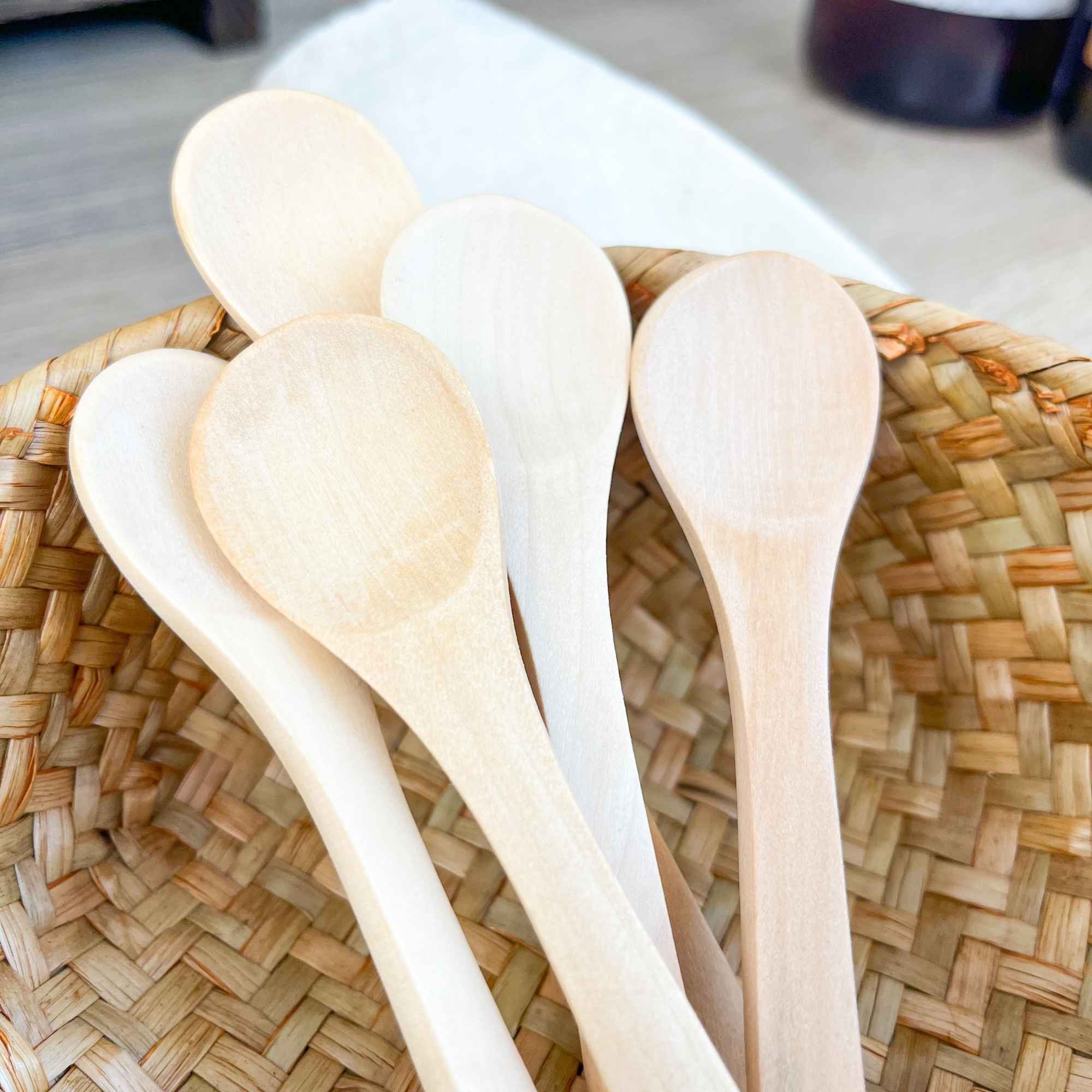 Ensemble de cuillères en bois Plantes & Recettes, accessoires indispensables pour la cuisine naturelle et l’herboristerie artisanale.