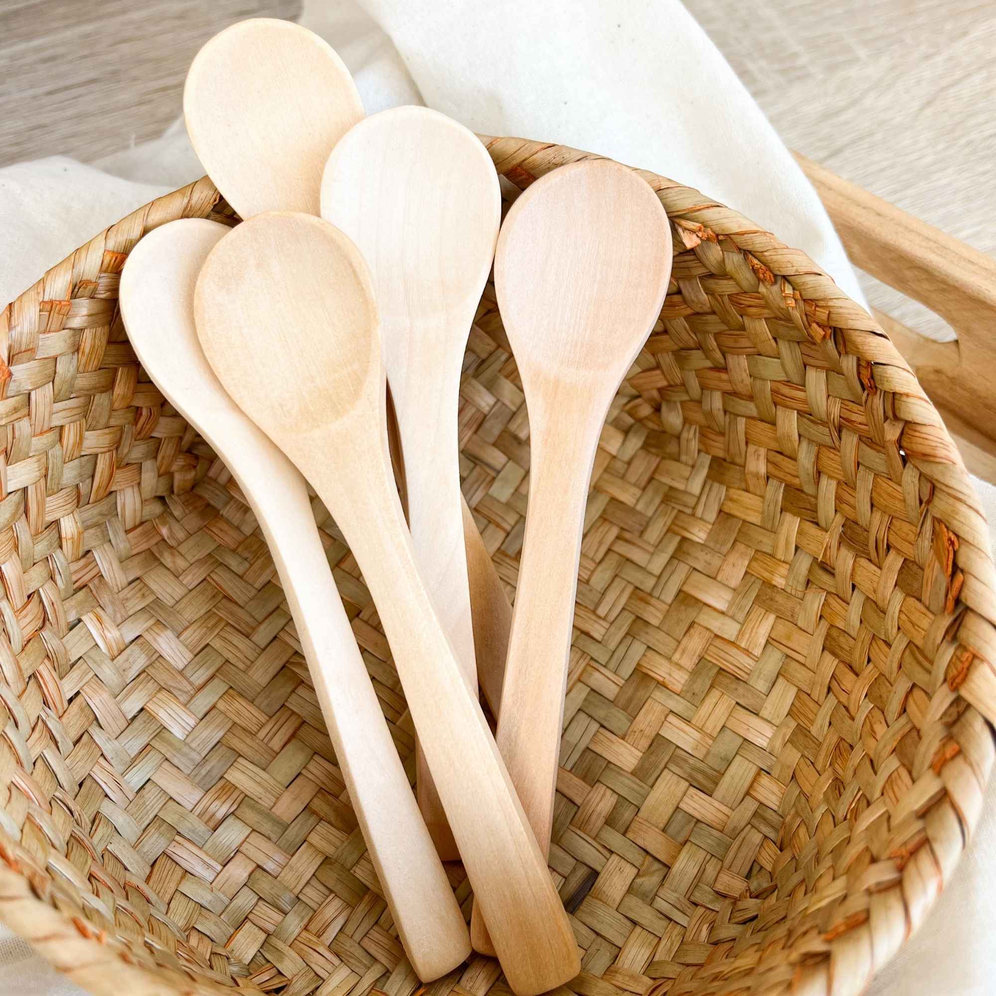 Cuillère en bois contenant une poudre de plante bio Plantes & Recettes, parfaite pour doser vos préparations bien-être et cosmétiques maison.