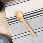 Cuillère en bois naturelle Plantes & Recettes, accessoire durable pour l’herboristerie, les tisanes et les préparations maison.