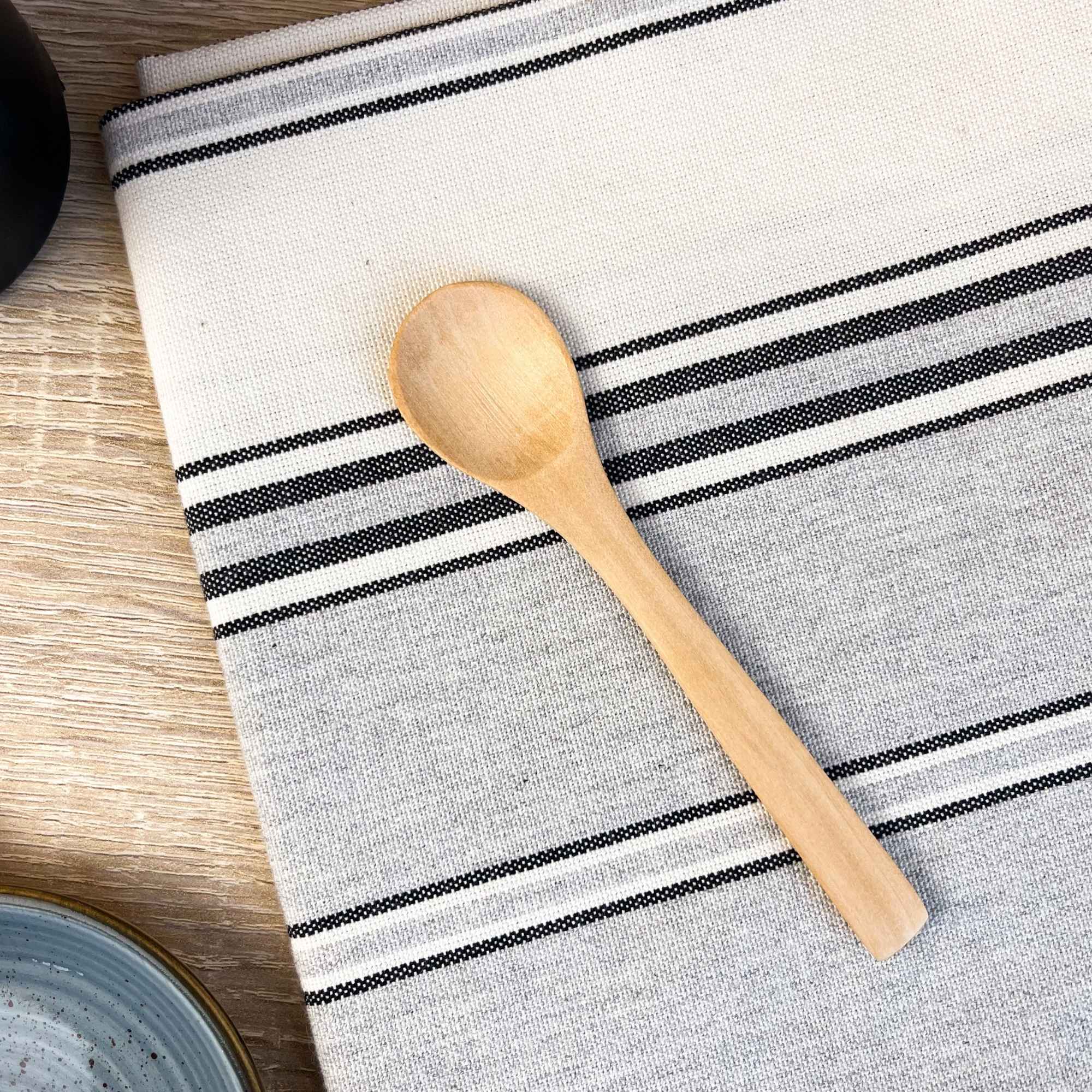 Cuillère en bois naturelle Plantes & Recettes, accessoire durable pour l’herboristerie, les tisanes et les préparations maison.