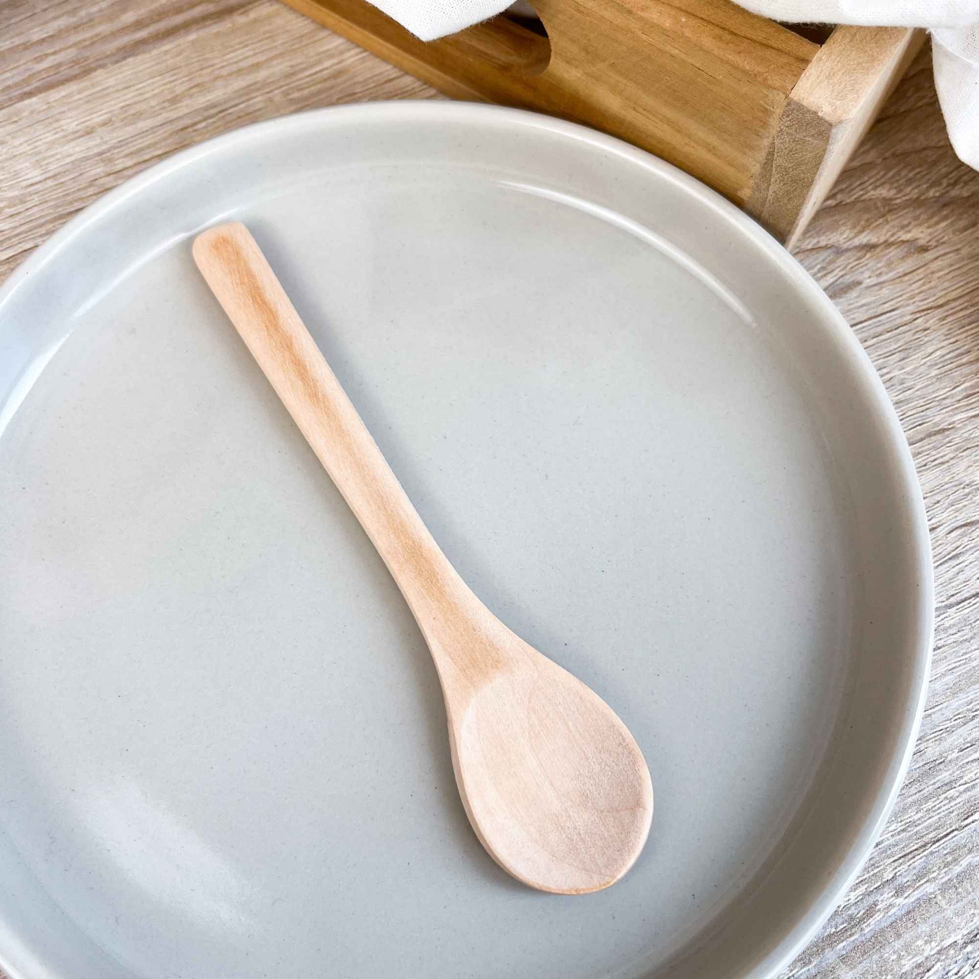 Cuillère en bois remplie de plantes séchées bio Plantes & Recettes, idéale pour doser les infusions et mélanges d’herboristerie.