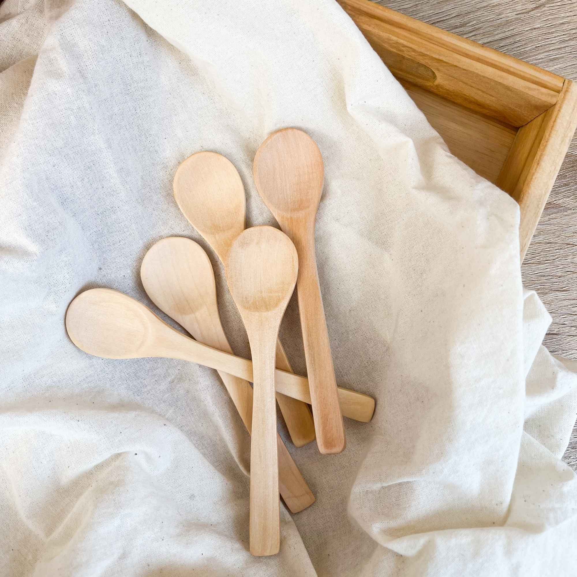 Cuillère en bois Plantes & Recettes utilisée pour la cuisine naturelle, les épices, les tisanes ou les recettes à base de plantes.