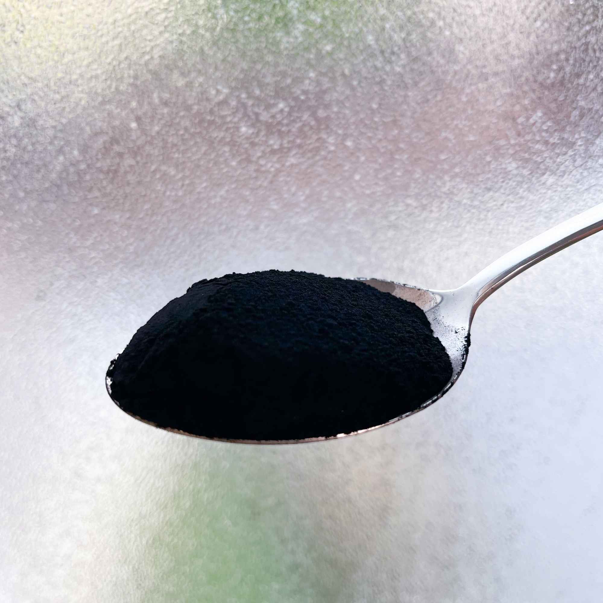 Cuillère de charbon actif végétal bio Plantes & Recettes, poudre ultra-fine à intégrer dans les masques, dentifrices ou gélules naturelles.