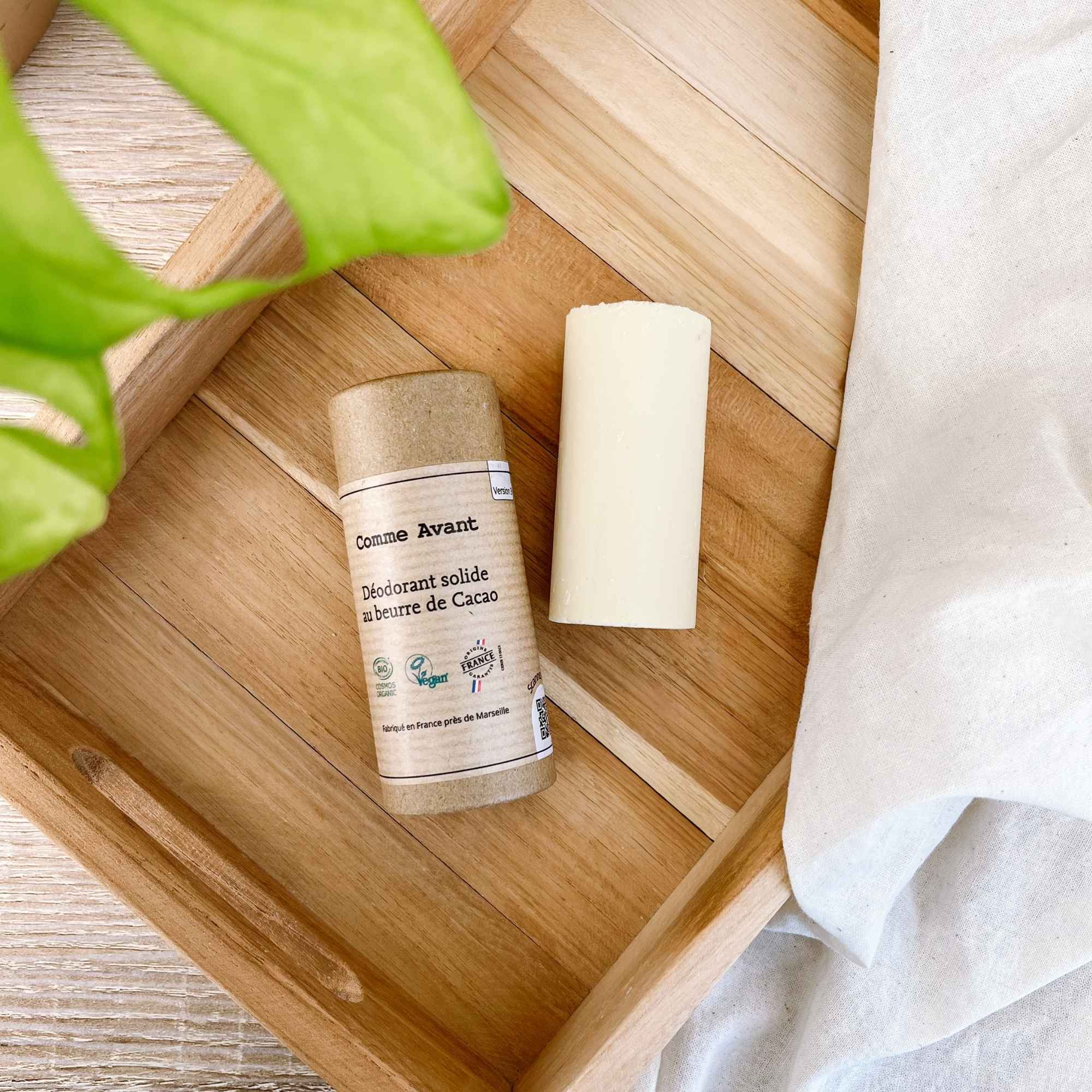 Déodorant solide sans odeur au beurre de cacao posé en mise en scène, idéal pour une hygiène douce et naturelle.