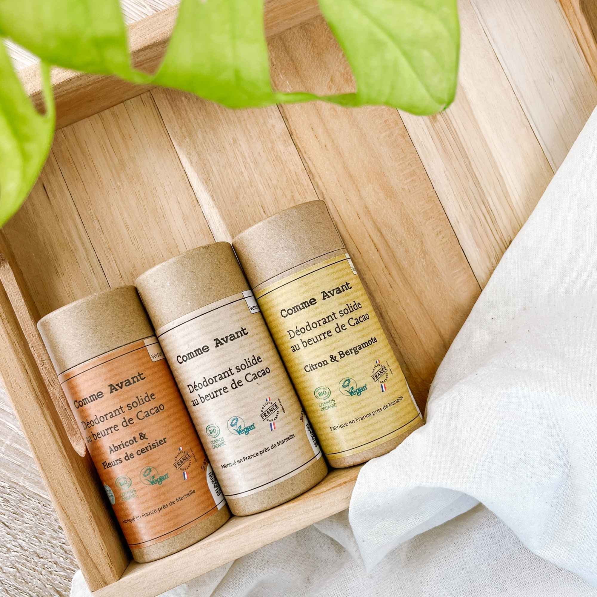 Trois déodorants solides naturels Comme Avant — fleur de cerisier, brut sans parfum et citron bergamote — présentés ensemble en gamme complète.