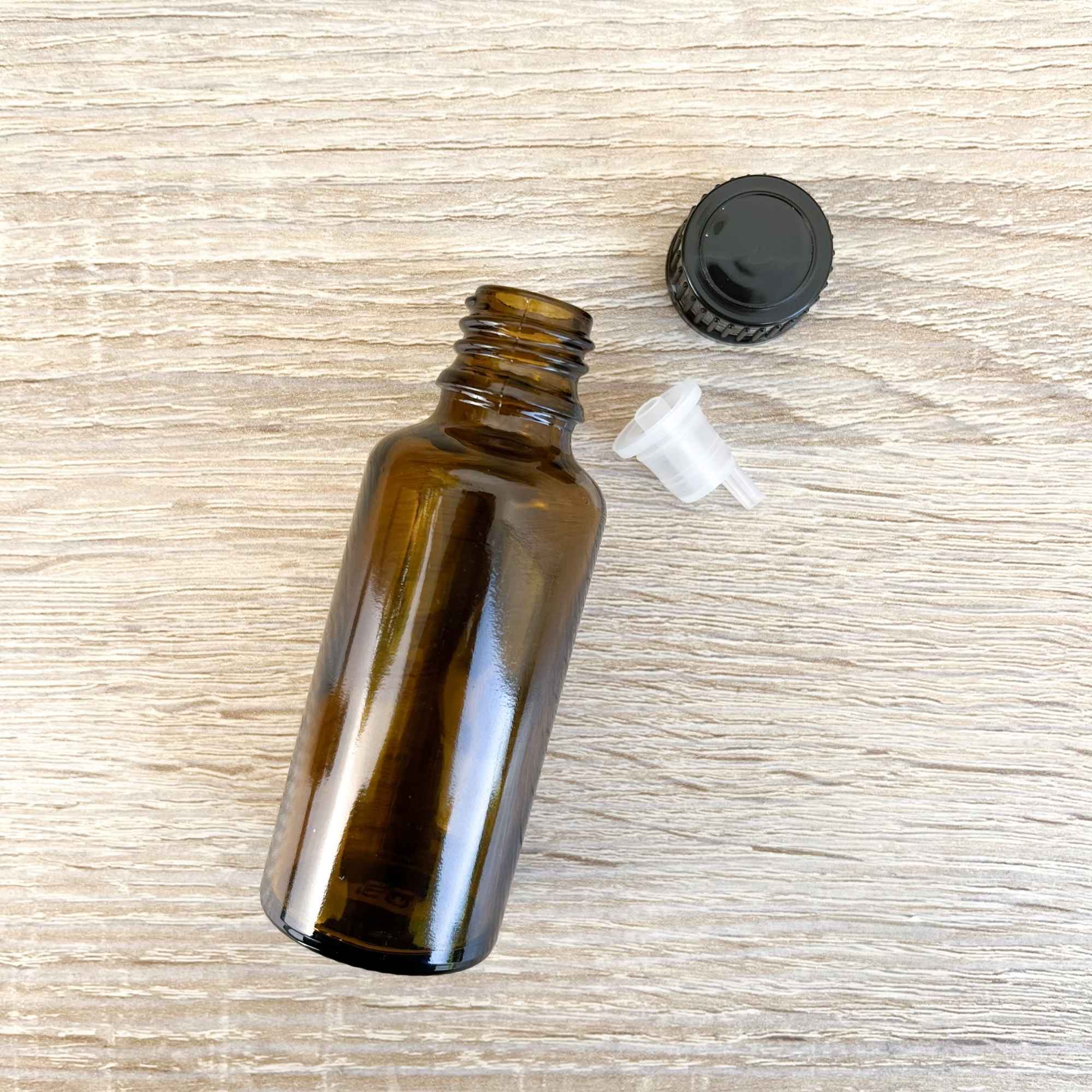 Détail du flacon en verre ambré avec codigoutte intégré pour un dosage précis des huiles essentielles.