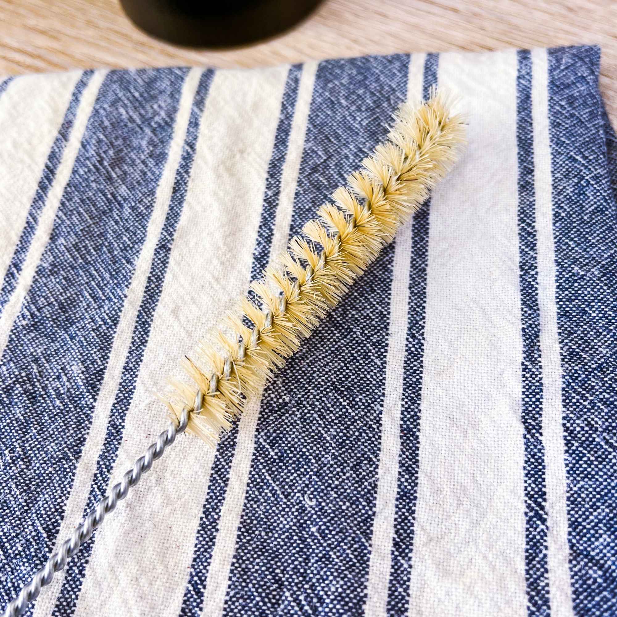 Détail du goupillon fin avec soies naturelles, adapté au nettoyage précis d’objets et d’accessoires fins.